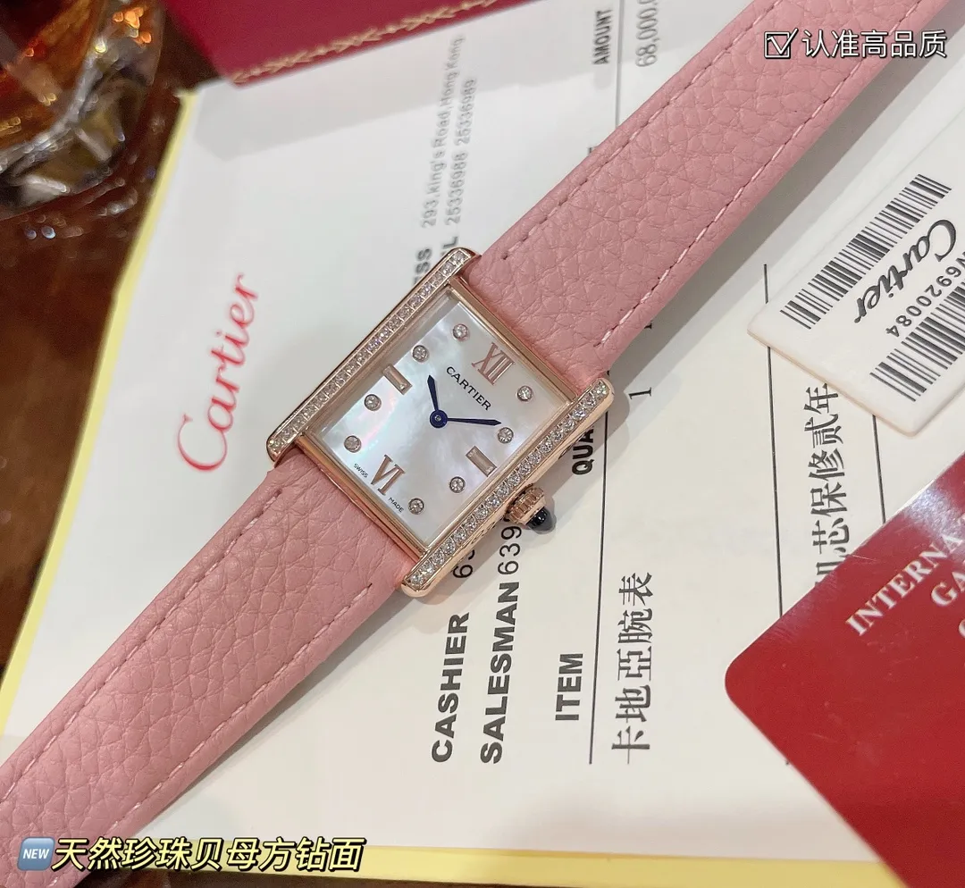 【High-end replica】💰1300! The new design of the Cartier Tank Solo square watch defeats the tradition and reaches a new height of beauty. 💋 Those who like square watches 🤗 can choose this Cartier tank. It is very cost-effective. Swiss quartz movement ✔Versatile size 25.5x33.7mm. The dial is made of high-grade mother-of-pearl. The dial is elegant and refined. Look for high quality!