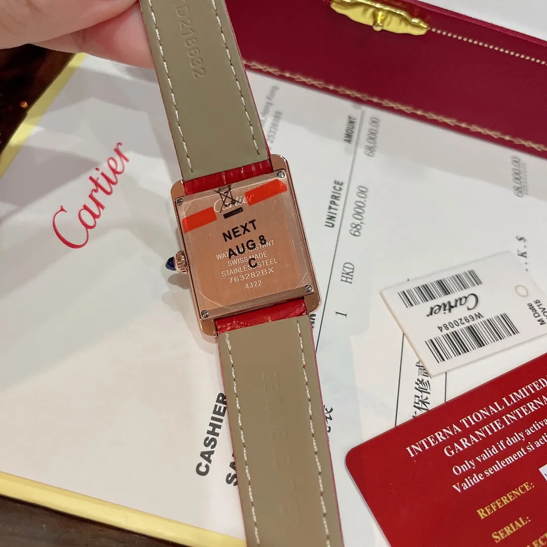【High-end replica】💰1300! The new design of the Cartier Tank Solo square watch defeats the tradition and reaches a new height of beauty. 💋 Those who like square watches 🤗 can choose this Cartier tank. It is very cost-effective. Swiss quartz movement ✔Versatile size 25.5x33.7mm. The dial is made of high-grade mother-of-pearl. The dial is elegant and refined. Look for high quality!