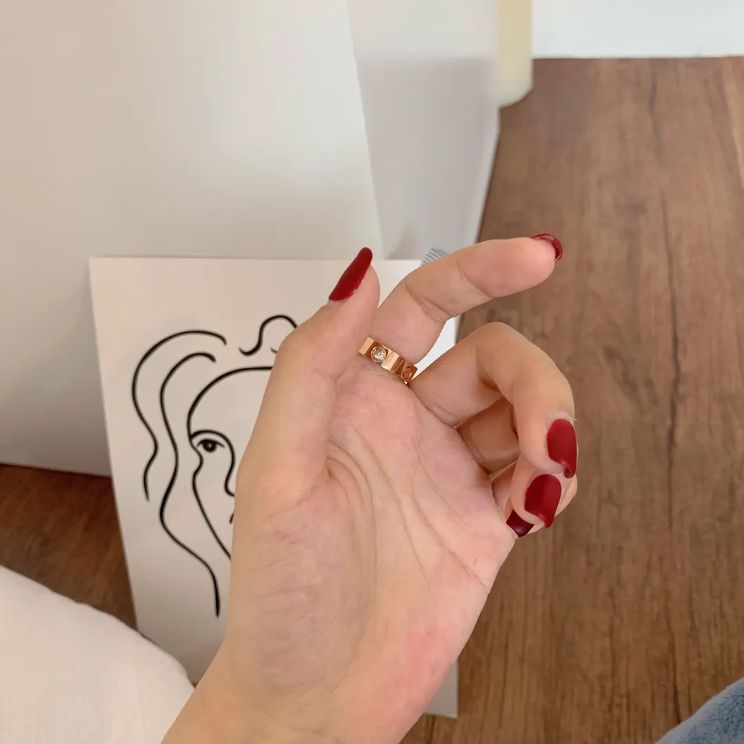 【1:1 replica】💰220 each! The Cartier love ring represents firm and loyal love. It means that two people will always be close to each other. ❤ Give it to yourself, your best friend, your elders, or your husband. It is perfect!!