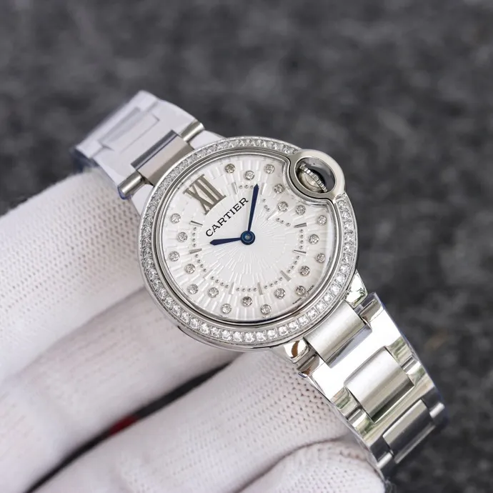 【Taiwan Factory】💰1920! 【Top replica】💰2900! Taiwan Factory Blue Balloon produces a series of Swiss quartz watches with complete sizes of 36mm, 33mm, and 28mm. This series of watches is famous for its delicate style and elegant style in the Cartier watchmaking industry. Of course, this watch must have such characteristics. The color of the stainless steel case makes the watch as light as a balloon, and the blue crown seems to have disobediently deviated from the original planned trajectory, like a playful couple. The Roman numerals on the dial look retro and deep, decorated with guilloche patterns and sword-shaped hands. The entire watch gives people a delicate and considerate feel. Isn’t this what couples need? Built-in: imported Swiss quartz movement, water drop (fish eye bubble) sapphire mirror, highly waterproof, burnt steel blue pointer color, curvature shape of the crown