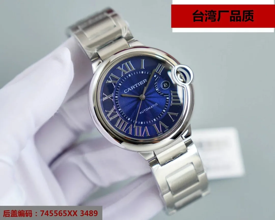 【Top replica】💰2800! This series of watches is famous for its delicate style and elegant style in the Cartier watchmaking industry. Of course, this watch must have such characteristics. The color of the stainless steel case makes the watch as light as a balloon, and the blue crown seems to have disobediently deviated from the original planned trajectory, like a playful couple. The Roman numerals on the dial look retro and deep, decorated with guilloche patterns and sword-shaped hands. The entire watch gives people a delicate and considerate feel. Isn’t this what couples need? Built-in: Japan's Citizen fully automatic machine, also with Swiss quartz, water drop (fish eye bubble) sapphire glass mirror, highly waterproof, burnt steel blue pointer color, curvature shape of the crown