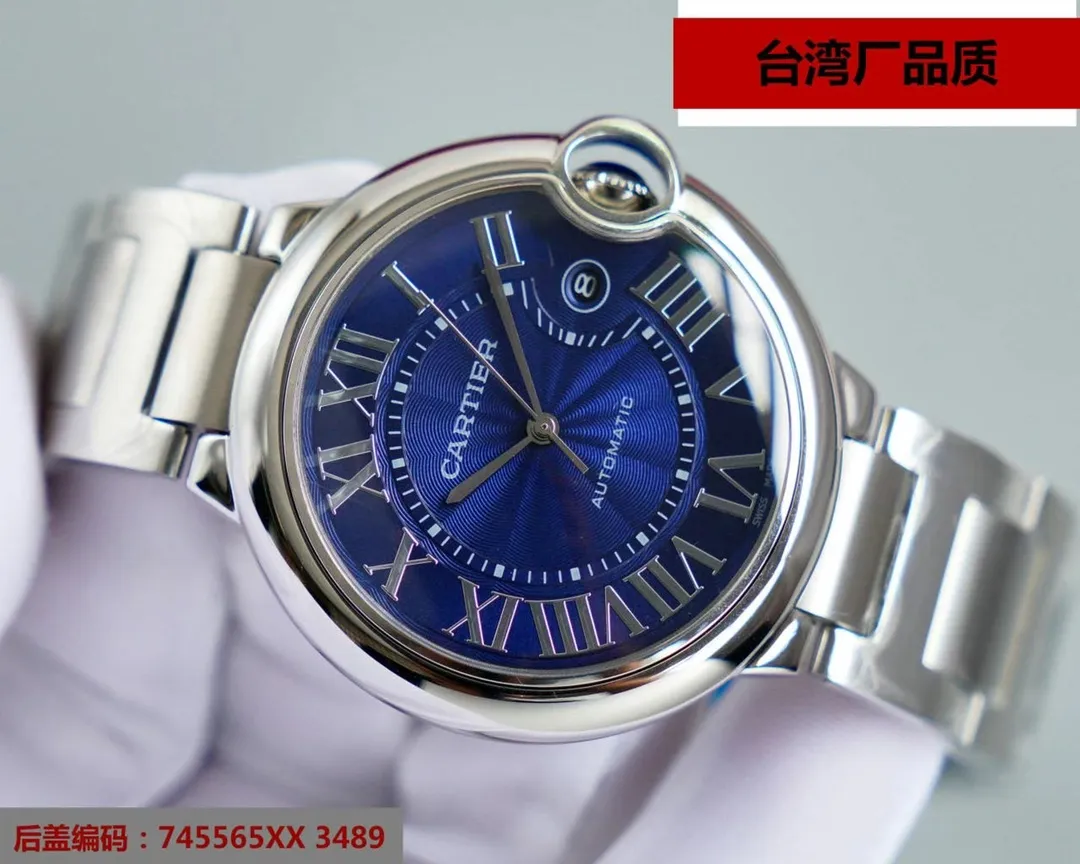 【Top replica】💰2800! This series of watches is famous for its delicate style and elegant style in the Cartier watchmaking industry. Of course, this watch must have such characteristics. The color of the stainless steel case makes the watch as light as a balloon, and the blue crown seems to have disobediently deviated from the original planned trajectory, like a playful couple. The Roman numerals on the dial look retro and deep, decorated with guilloche patterns and sword-shaped hands. The entire watch gives people a delicate and considerate feel. Isn’t this what couples need? Built-in: Japan's Citizen fully automatic machine, also with Swiss quartz, water drop (fish eye bubble) sapphire glass mirror, highly waterproof, burnt steel blue pointer color, curvature shape of the crown