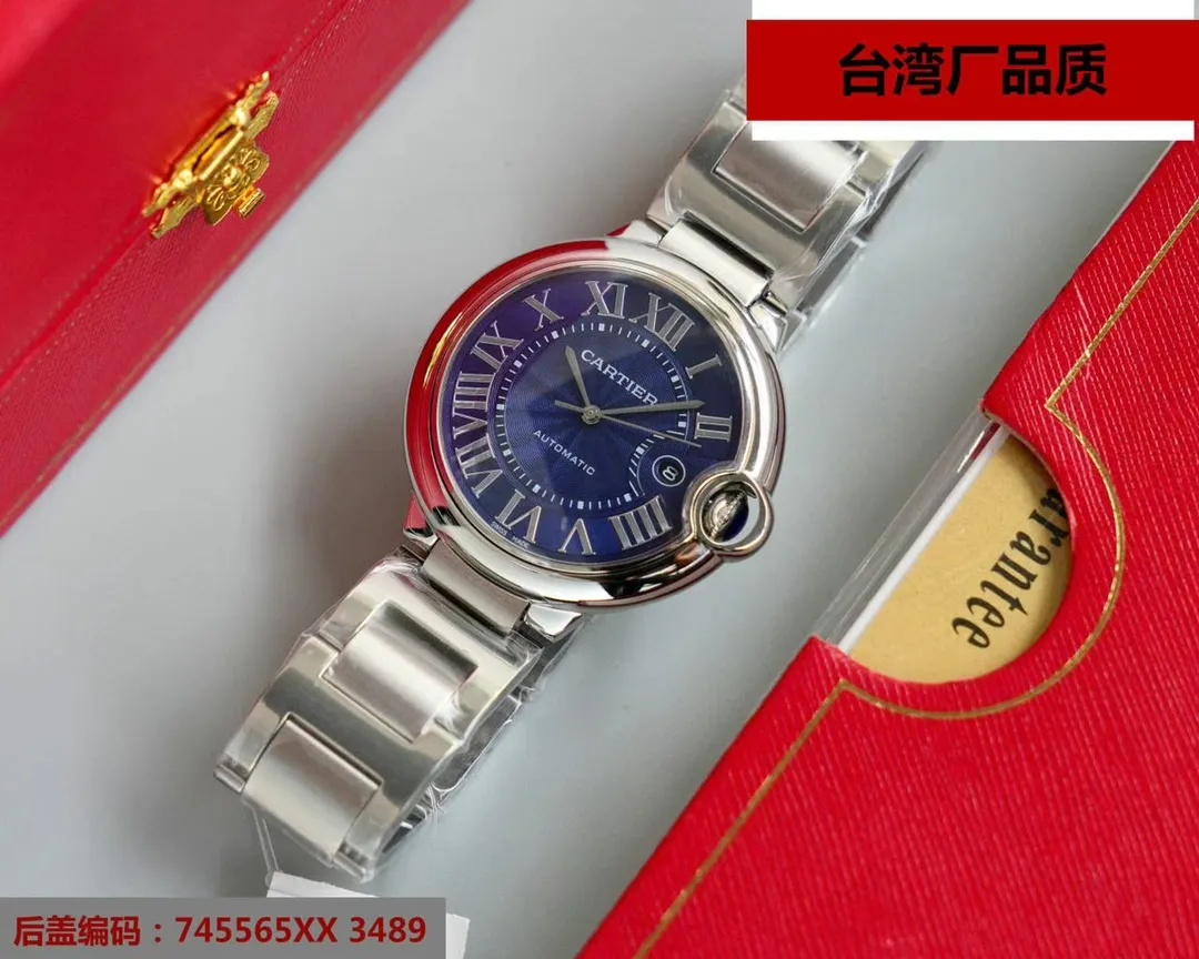 【Top replica】💰2800! This series of watches is famous for its delicate style and elegant style in the Cartier watchmaking industry. Of course, this watch must have such characteristics. The color of the stainless steel case makes the watch as light as a balloon, and the blue crown seems to have disobediently deviated from the original planned trajectory, like a playful couple. The Roman numerals on the dial look retro and deep, decorated with guilloche patterns and sword-shaped hands. The entire watch gives people a delicate and considerate feel. Isn’t this what couples need? Built-in: Japan's Citizen fully automatic machine, also with Swiss quartz, water drop (fish eye bubble) sapphire glass mirror, highly waterproof, burnt steel blue pointer color, curvature shape of the crown