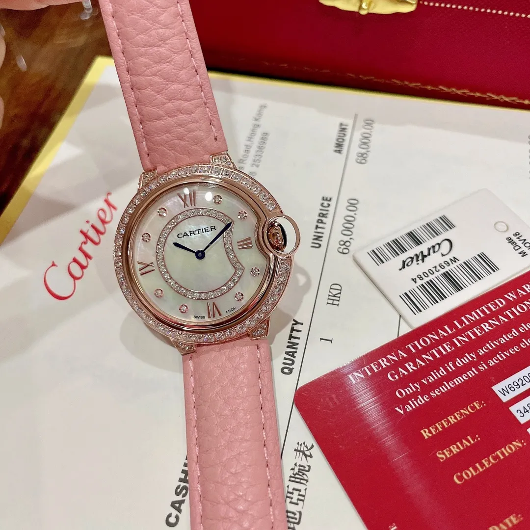 【High-end replica】💰1360! Cartier | The latest model in the Blue Balloon series | If you want to attract attention, go for it (girly pink lychee skin) The healing color is so beautiful ~ ✨The dial is a brand new design, set with 21 brilliant-cut round diamonds, it looks like blooming fireworks from close up and from far away. It is the only watch with a 3D three-dimensional shape on the market. It is highly recognizable and has an integrated arc-shaped touch from top to bottom. It is light and comfortable to wear on the wrist. There are diamonds and gold beads inside the watch. Looking from the side of this watch, the diamonds and gold beads inside are reflected on the convex sapphire glass. Watch it carefully and shake it gently. From multiple angles, it seems like stars are twinkling and dazzling. It feels like you are falling into the vast starry sky, giving people an infinite reverie. The size is 36mm, so look for exclusive high quality!