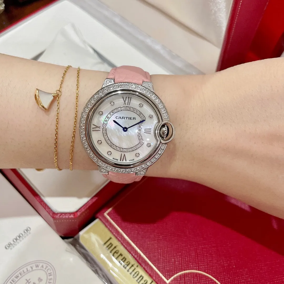 【High-end replica】💰1360! Cartier | The latest model in the Blue Balloon series | If you want to attract attention, go for it (girly pink lychee skin) The healing color is so beautiful ~ ✨The dial is a brand new design, set with 21 brilliant-cut round diamonds, it looks like blooming fireworks from close up and from far away. It is the only watch with a 3D three-dimensional shape on the market. It is highly recognizable and has an integrated arc-shaped touch from top to bottom. It is light and comfortable to wear on the wrist. There are diamonds and gold beads inside the watch. Looking from the side of this watch, the diamonds and gold beads inside are reflected on the convex sapphire glass. Watch it carefully and shake it gently. From multiple angles, it seems like stars are twinkling and dazzling. It feels like you are falling into the vast starry sky, giving people an infinite reverie. The size is 36mm, so look for exclusive high quality!