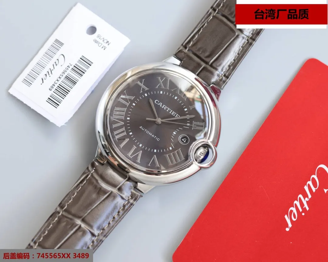 Taiwan factory blue balloon V12 version, 42 size 8215 Japanese machine, (look for the bottom cover code 745565xx3489), this series of watches is famous for its delicate style and elegant style in the Cartier watchmaking industry. Of course, this watch must have such characteristics. The color of the stainless steel case makes the watch as light as a balloon, and the blue crown seems to have disobediently deviated from the original planned trajectory, like a playful couple. The Roman numerals on the dial look retro and deep, decorated with guilloche patterns and sword-shaped hands. The entire watch gives people a delicate and considerate feel. Isn’t this what couples need? Built-in: Japan's Citizen fully automatic machine, also with Swiss quartz, water drop (fish eye bubble) sapphire glass mirror, highly waterproof, burnt steel blue pointer color, curvature shape of the crown