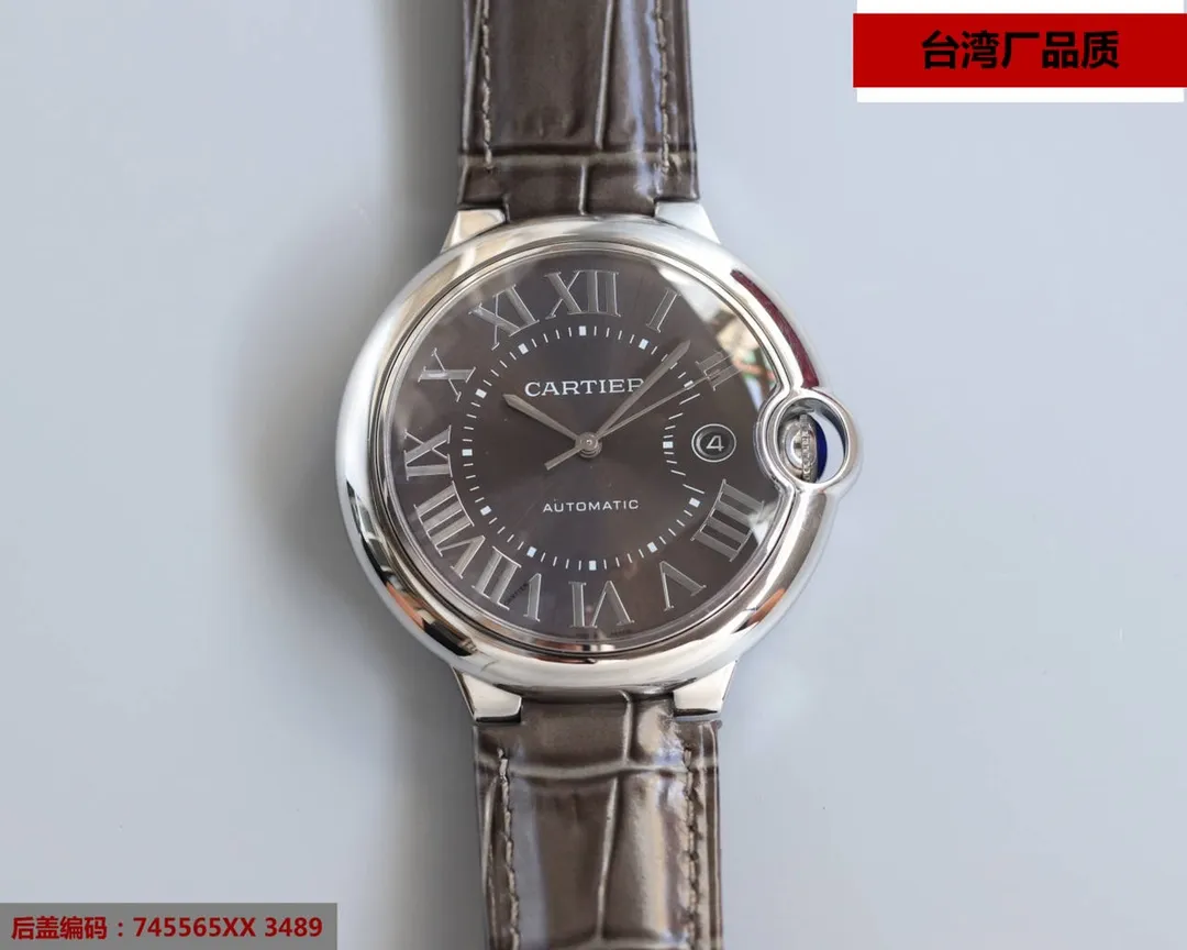 Taiwan factory blue balloon V12 version, 42 size 8215 Japanese machine, (look for the bottom cover code 745565xx3489), this series of watches is famous for its delicate style and elegant style in the Cartier watchmaking industry. Of course, this watch must have such characteristics. The color of the stainless steel case makes the watch as light as a balloon, and the blue crown seems to have disobediently deviated from the original planned trajectory, like a playful couple. The Roman numerals on the dial look retro and deep, decorated with guilloche patterns and sword-shaped hands. The entire watch gives people a delicate and considerate feel. Isn’t this what couples need? Built-in: Japan's Citizen fully automatic machine, also with Swiss quartz, water drop (fish eye bubble) sapphire glass mirror, highly waterproof, burnt steel blue pointer color, curvature shape of the crown