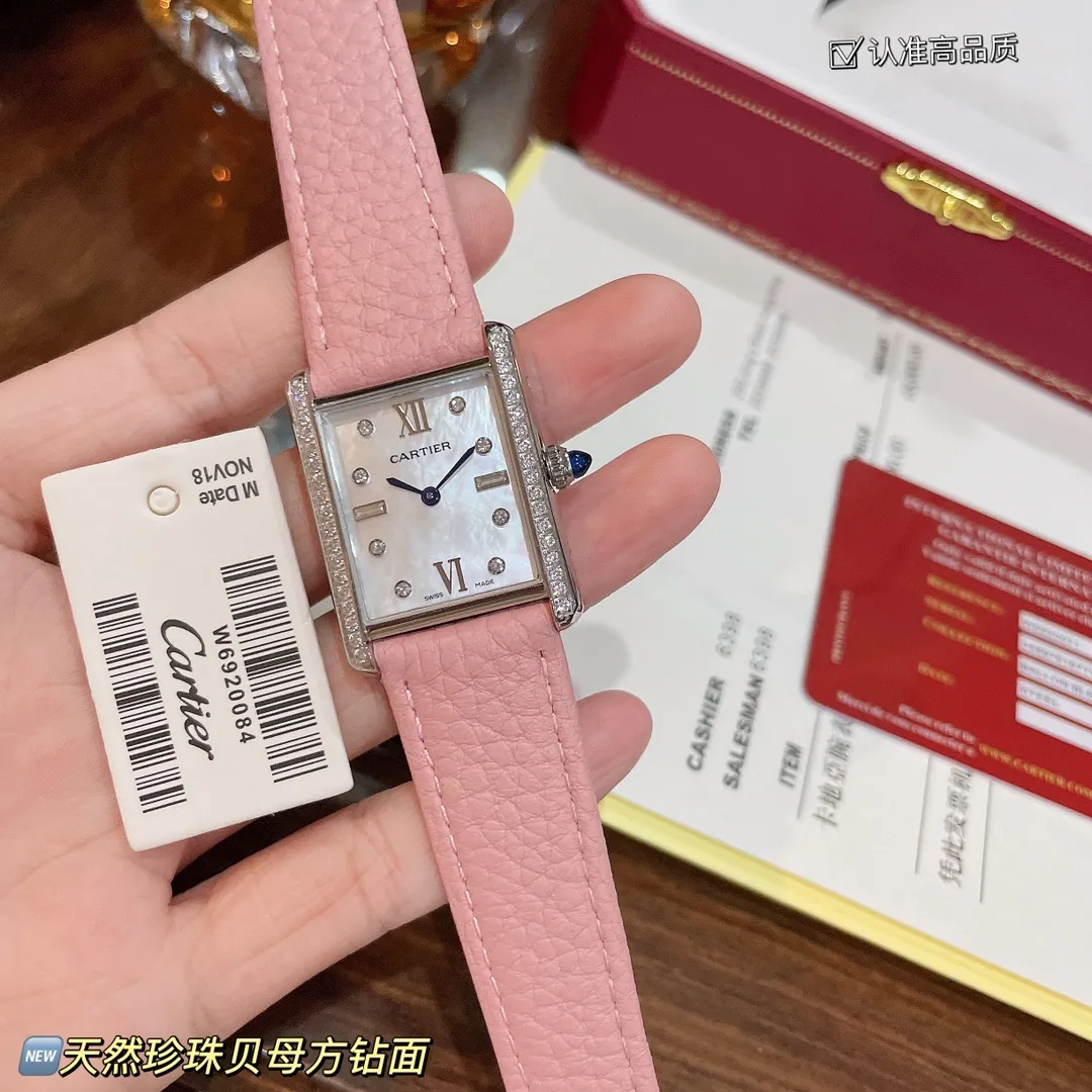 【High-end replica】💰1300! The new design of the Cartier Tank Solo square watch defeats the tradition and reaches a new height of beauty. 💋 Those who like square watches 🤗 can choose this Cartier tank. It is very cost-effective. Swiss quartz movement ✔Versatile size 25.5x33.7mm. The dial is made of high-grade mother-of-pearl. The dial is elegant and refined. Look for high quality!