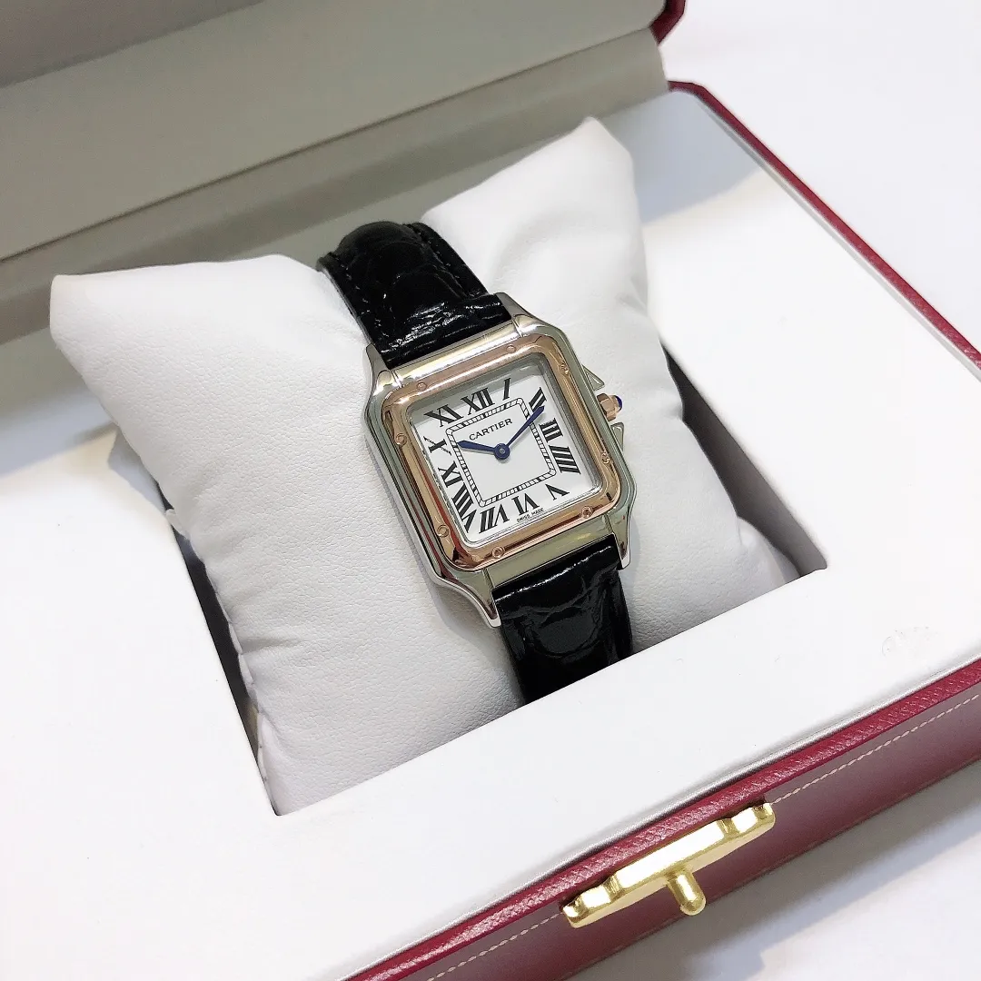 【High-end replica】💰1240! Cartier Panthère de Cartier cheetah watch, gorgeous and unruly, is the aesthetic style conveyed by Panthère de Cartier cheetah. Its lines are smooth, charming, soft and docile on the wrist, as if dancing on the skin. The unique shape highlights a mature, elegant, confident and attractive female image. The case is one-piece, 27mm medium size, equipped with original Swiss quartz movement, 316L stainless steel case, American high-gloss alligator leather strap, crown inlaid with a synthetic blue spinel, silver-plated dial, sword-shaped blue steel hands, 100% waterproof "MX real shot"