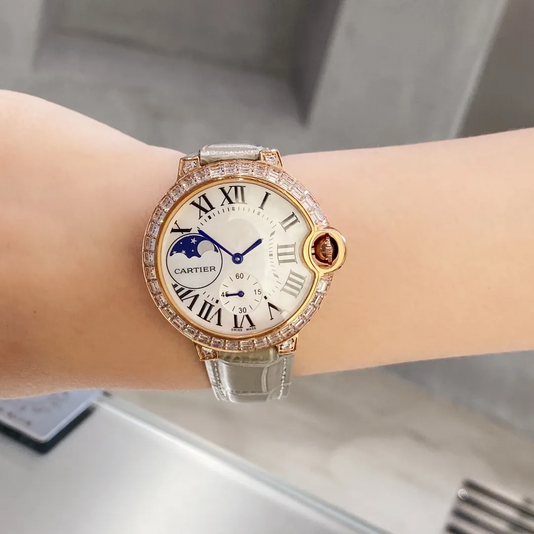 【Purchasing quality】💰1360! Cartier women's watch new Ballon Blanc De Cariter women's watch square diamond series, square diamond is one of the many cutting shapes of diamonds and is a special-shaped diamond. The English name for square diamonds is princess. In English, princess means princess, so square diamonds are also called princess square diamonds.       It is said that the King of Belgium specially created a unique and mysterious square diamond for his beloved daughter when she got married. This is the princess-cut diamond that is popular in Europe. Princess-cut diamonds are the most popular among fancy-shaped diamonds. The four sharp edges on the surface symbolize love, love, cherishment, and love respectively. The twinkling light symbolizes the flame of happiness. The watch set with princess diamonds is full of love. The size is 36mm~