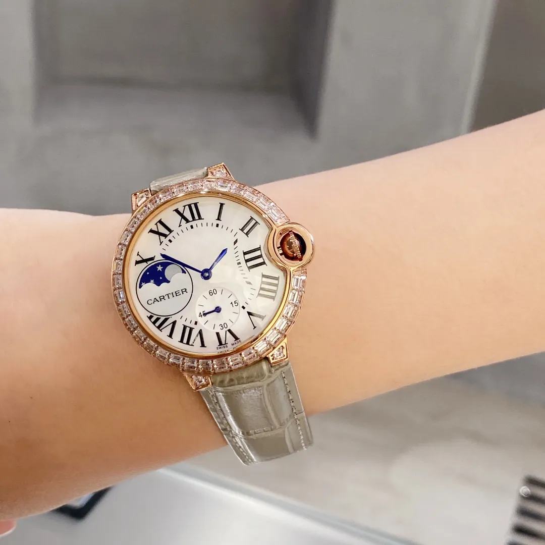 【Purchasing quality】💰1360! Cartier women's watch new Ballon Blanc De Cariter women's watch square diamond series, square diamond is one of the many cutting shapes of diamonds and is a special-shaped diamond. The English name for square diamonds is princess. In English, princess means princess, so square diamonds are also called princess square diamonds.       It is said that the King of Belgium specially created a unique and mysterious square diamond for his beloved daughter when she got married. This is the princess-cut diamond that is popular in Europe. Princess-cut diamonds are the most popular among fancy-shaped diamonds. The four sharp edges on the surface symbolize love, love, cherishment, and love respectively. The twinkling light symbolizes the flame of happiness. The watch set with princess diamonds is full of love. The size is 36mm~