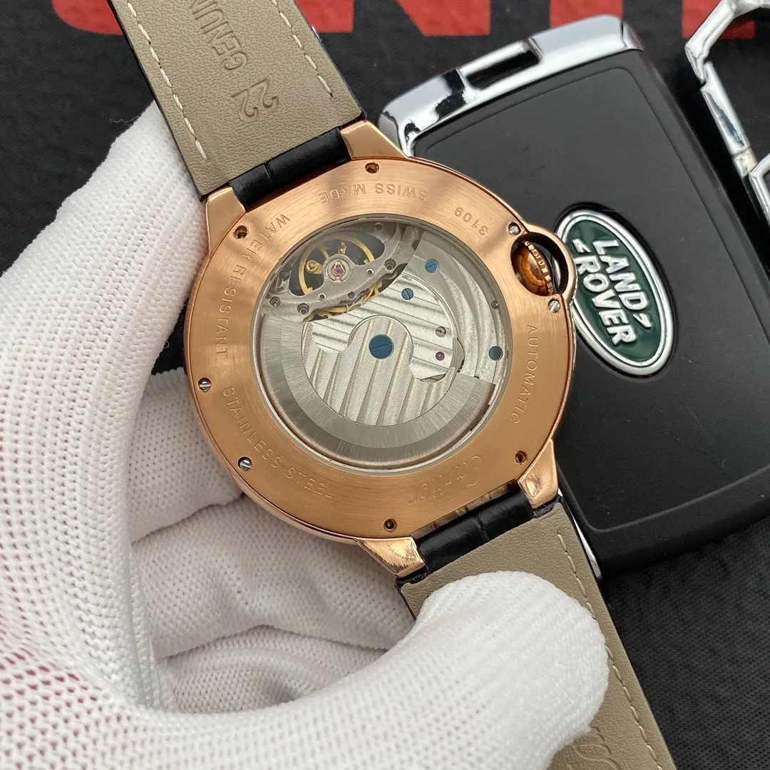 [Foreign trade import]💰1320 Cartier🔥Best design🔥Exclusive debut🔥 [Type]: Fine men's watch [Strap]: Genuine leather strap [Movement]: High-end fully automatic mechanical movement [Mirror]: Mineral-strengthened glass (higher definition) Elegant taste Vast atmosphere Ingenuity A treasure for the wrist Size: 43mm diameter 12mm thick Hot sale on the market! Welcome to reprint!