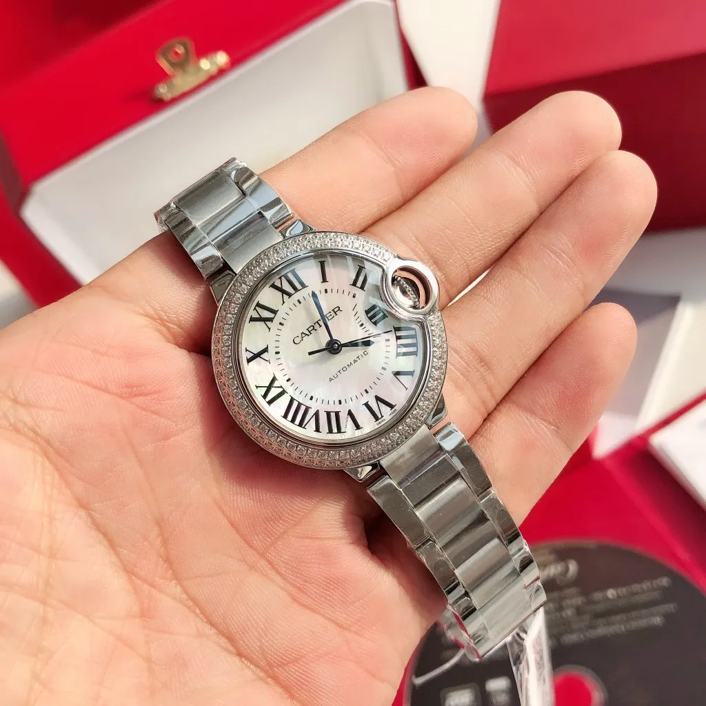 【Customized all-in-one machine】💰2760! 【Top Replica】💰3700! Cartier 33mm blue balloon arrives! The exclusive quality of the classic blue balloon, a must-have model for goddesses. Highlight 1: The case is slender, the body has beautiful curvature, the lines are clear and full, the crown is in the middle, and the thickness of the body is only 10.8mm [strong] Highlight 2: The color of the crown appears sapphire blue under natural light and ruby red under the luminous pen. This technology is first used in the Citizen movement version [strong] Highlight 3: Same core as the big manufacturer, equipped with high-end women's mechanical movement Seiko NH05. This movement is widely used in women's models from big manufacturers, with excellent performance [strong] Highlight 4: Sapphire mirror, five-layer fisheye sapphire glass mirror, gracefully positioned crescent edge on the head, the slope and curvature are consistent with the original [strong] Highlight 5: Steel-band oscillating screws, using synchronous technology from big manufacturers, order original synchronous oscillating screws at a high price [strong] Based on the above-mentioned details, the overall shell shape and appearance lines are exquisite, with a high degree of integration and a number of high-end craftsmanship integrated into one, making it attractive for those who prefer low-cost products [Seduce]
