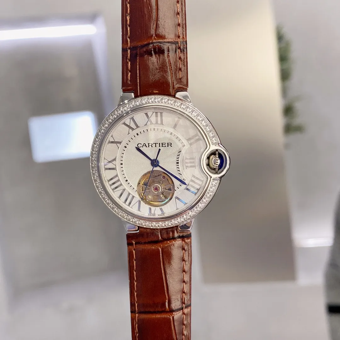 【Customized all-in-one machine】💰1720! Cartier - Cartier women's blue balloon flywheel series 🎈 fisheye sapphire mirror) tourbillon automatic mechanical women's watch is now on the market. The best-selling white Roman nail dial in the counter exudes fashion and beauty. The operation of the movement flywheel is clear at a glance, showing nobility and luxury. Water droplets: Fish-eye bubble double-bubble sapphire mirror) (Four-piece set made of 316 fine steel) (Steel blue sword-shaped hands) 316 steel belt original buckle type or Italian imported cowhide leather strap perfectly blends classic and innovation. The diameter is 36mm wide and 10mm thick. ⚠️Please look for the exclusive quality (the bottom cover code, warranty card and hangtag are three codes in one, individually packaged)