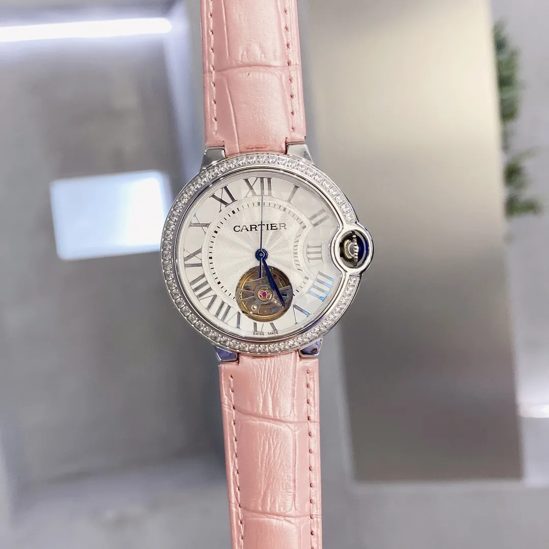 【Customized all-in-one machine】💰1720! Cartier - Cartier women's blue balloon flywheel series 🎈 fisheye sapphire mirror) tourbillon automatic mechanical women's watch is now on the market. The best-selling white Roman nail dial in the counter exudes fashion and beauty. The operation of the movement flywheel is clear at a glance, showing nobility and luxury. Water droplets: Fish-eye bubble double-bubble sapphire mirror) (Four-piece set made of 316 fine steel) (Steel blue sword-shaped hands) 316 steel belt original buckle type or Italian imported cowhide leather strap perfectly blends classic and innovation. The diameter is 36mm wide and 10mm thick. ⚠️Please look for the exclusive quality (the bottom cover code, warranty card and hangtag are three codes in one, individually packaged)