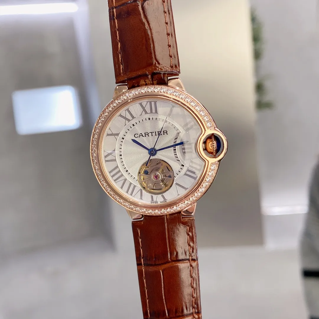 【Customized all-in-one machine】💰1720! Cartier - Cartier women's blue balloon flywheel series 🎈 fisheye sapphire mirror) tourbillon automatic mechanical women's watch is now on the market. The best-selling white Roman nail dial in the counter exudes fashion and beauty. The operation of the movement flywheel is clear at a glance, showing nobility and luxury. Water droplets: Fish-eye bubble double-bubble sapphire mirror) (Four-piece set made of 316 fine steel) (Steel blue sword-shaped hands) 316 steel belt original buckle type or Italian imported cowhide leather strap perfectly blends classic and innovation. The diameter is 36mm wide and 10mm thick. ⚠️Please look for the exclusive quality (the bottom cover code, warranty card and hangtag are three codes in one, individually packaged)
