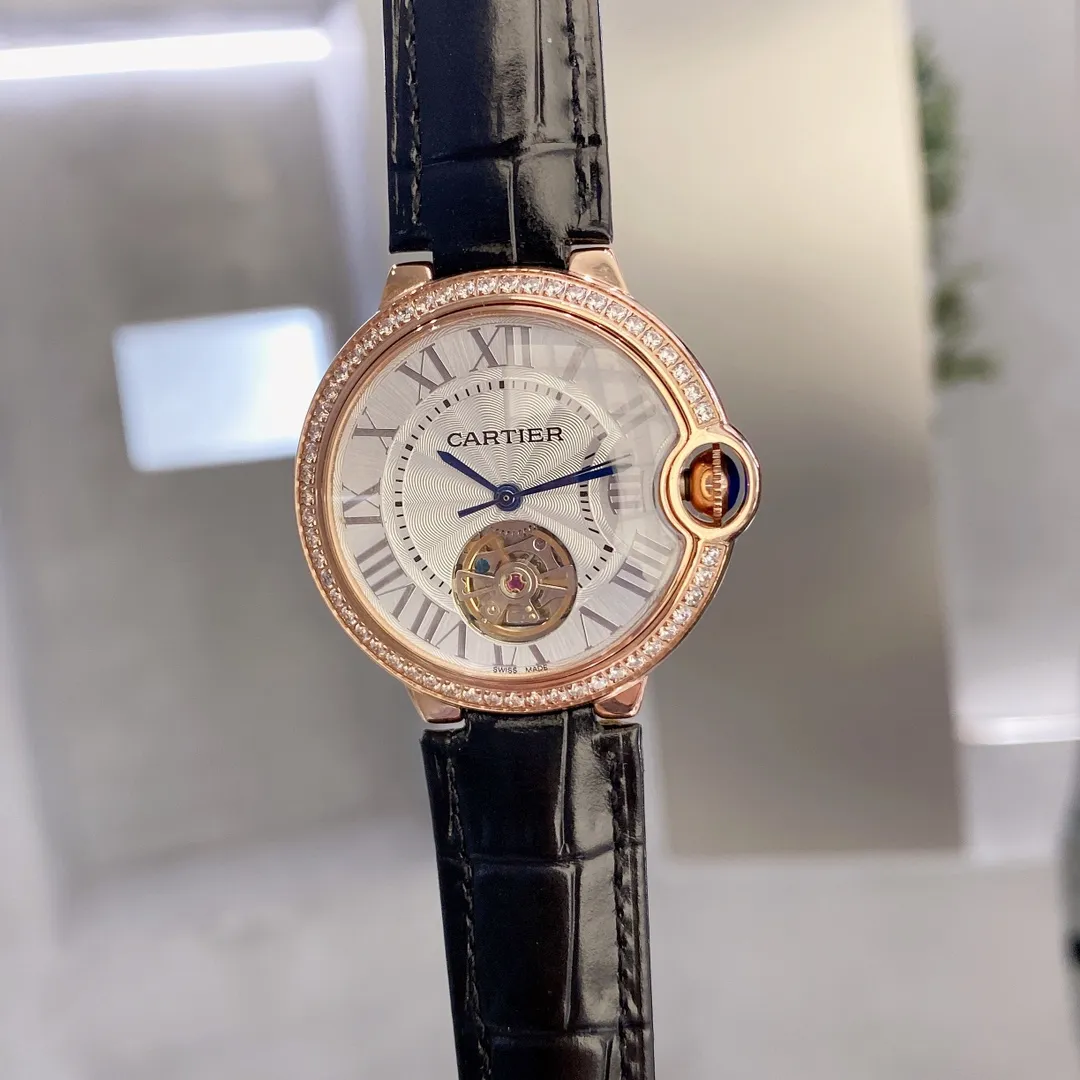 【Customized all-in-one machine】💰1720! Cartier - Cartier women's blue balloon flywheel series 🎈 fisheye sapphire mirror) tourbillon automatic mechanical women's watch is now on the market. The best-selling white Roman nail dial in the counter exudes fashion and beauty. The operation of the movement flywheel is clear at a glance, showing nobility and luxury. Water droplets: Fish-eye bubble double-bubble sapphire mirror) (Four-piece set made of 316 fine steel) (Steel blue sword-shaped hands) 316 steel belt original buckle type or Italian imported cowhide leather strap perfectly blends classic and innovation. The diameter is 36mm wide and 10mm thick. ⚠️Please look for the exclusive quality (the bottom cover code, warranty card and hangtag are three codes in one, individually packaged)