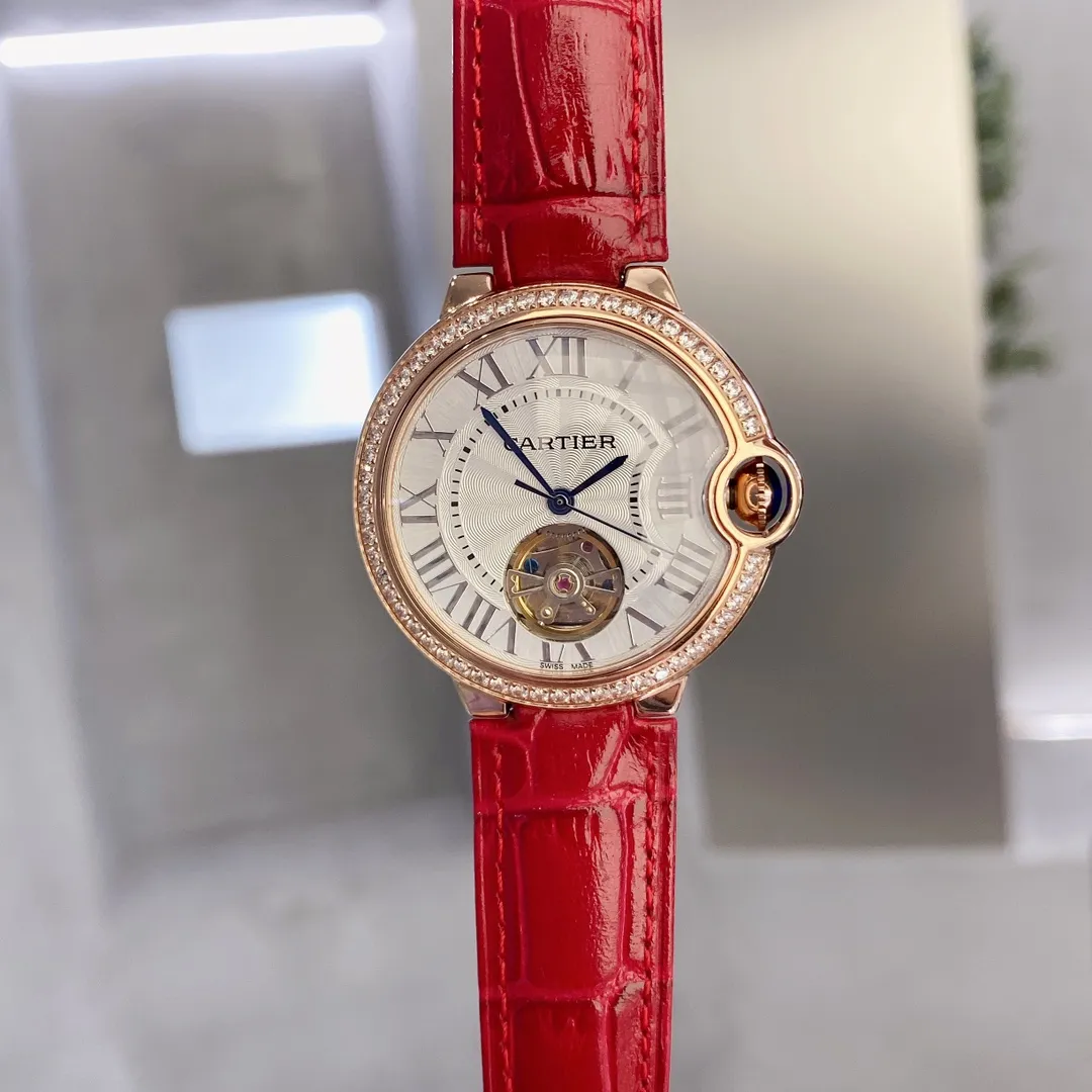 【Customized all-in-one machine】💰1720! Cartier - Cartier women's blue balloon flywheel series 🎈 fisheye sapphire mirror) tourbillon automatic mechanical women's watch is now on the market. The best-selling white Roman nail dial in the counter exudes fashion and beauty. The operation of the movement flywheel is clear at a glance, showing nobility and luxury. Water droplets: Fish-eye bubble double-bubble sapphire mirror) (Four-piece set made of 316 fine steel) (Steel blue sword-shaped hands) 316 steel belt original buckle type or Italian imported cowhide leather strap perfectly blends classic and innovation. The diameter is 36mm wide and 10mm thick. ⚠️Please look for the exclusive quality (the bottom cover code, warranty card and hangtag are three codes in one, individually packaged)