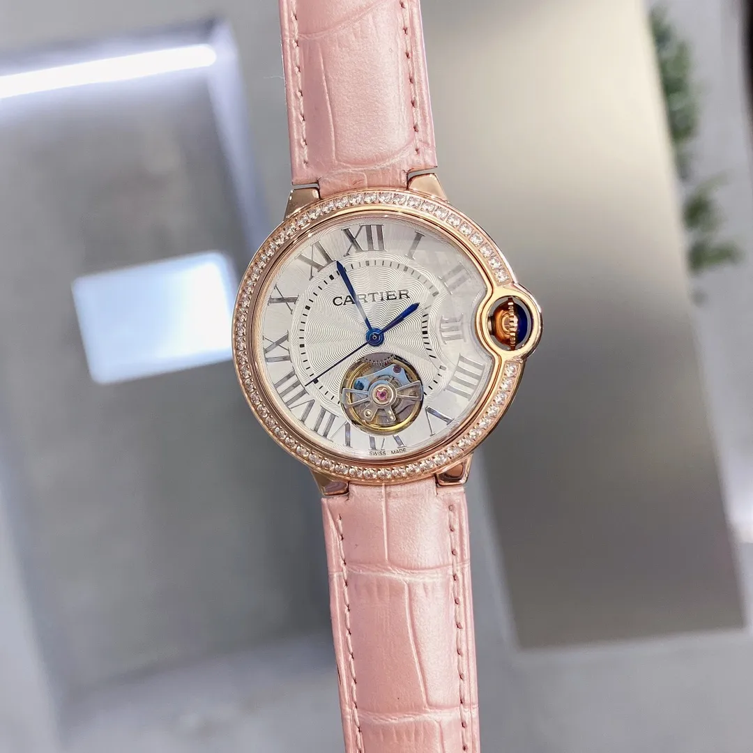 【Customized all-in-one machine】💰1720! Cartier - Cartier women's blue balloon flywheel series 🎈 fisheye sapphire mirror) tourbillon automatic mechanical women's watch is now on the market. The best-selling white Roman nail dial in the counter exudes fashion and beauty. The operation of the movement flywheel is clear at a glance, showing nobility and luxury. Water droplets: Fish-eye bubble double-bubble sapphire mirror) (Four-piece set made of 316 fine steel) (Steel blue sword-shaped hands) 316 steel belt original buckle type or Italian imported cowhide leather strap perfectly blends classic and innovation. The diameter is 36mm wide and 10mm thick. ⚠️Please look for the exclusive quality (the bottom cover code, warranty card and hangtag are three codes in one, individually packaged)