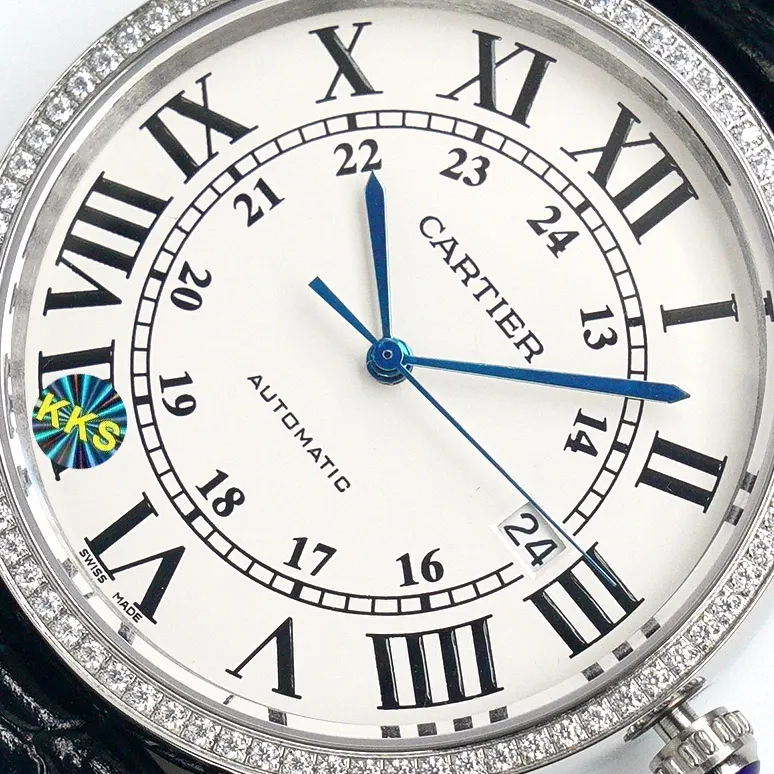 【Top replica】💰2900! Cartier London's new work at the Basel Fair CARTIER London starry SOLO series men's model, genuine open mold, 1, [Case] ​​316 stainless steel, CNC deep processing handle inlaid with the same white spinel as the genuine product, Mohs hardness reaches level 9, equipped with a sapphire scratch-resistant mirror! 2. [Inlay] The bezel is made of imported Czech diamonds, with top cutting technology, uniform size, and perfect hand-made inlay. 3. [Size] The size of 42mm*9mm is not only exquisite and elegant, but also practical, suitable for various clothing occasions. 4. [Movement] Using Swiss 2836 movement, original sealed bottom cover! Good stability! 5. [Strap] Paired with original imported Italian crocodile leather pattern 6. [Details] The three-pin model uses the same easy-to-use one-button ear-opening function as the original! This is the darling of the luxury trend. It is a watch worthy of collection by men. You must look for the original grilled steel blue hands of this top version and the engraved code under the independent balance wheel!