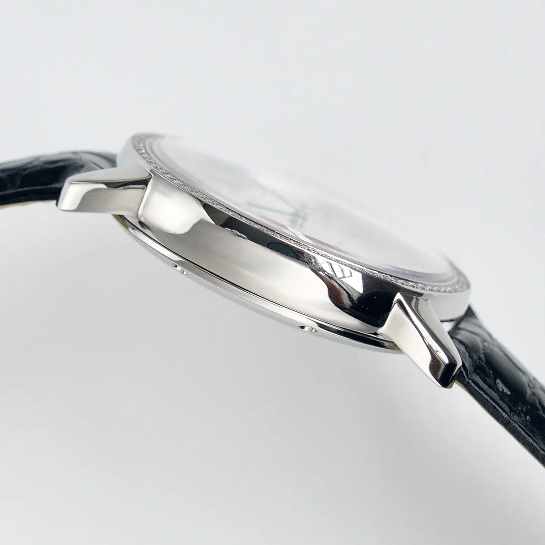 【Top replica】💰2900! Cartier London's new work at the Basel Fair CARTIER London starry SOLO series men's model, genuine open mold, 1, [Case] ​​316 stainless steel, CNC deep processing handle inlaid with the same white spinel as the genuine product, Mohs hardness reaches level 9, equipped with a sapphire scratch-resistant mirror! 2. [Inlay] The bezel is made of imported Czech diamonds, with top cutting technology, uniform size, and perfect hand-made inlay. 3. [Size] The size of 42mm*9mm is not only exquisite and elegant, but also practical, suitable for various clothing occasions. 4. [Movement] Using Swiss 2836 movement, original sealed bottom cover! Good stability! 5. [Strap] Paired with original imported Italian crocodile leather pattern 6. [Details] The three-pin model uses the same easy-to-use one-button ear-opening function as the original! This is the darling of the luxury trend. It is a watch worthy of collection by men. You must look for the original grilled steel blue hands of this top version and the engraved code under the independent balance wheel!