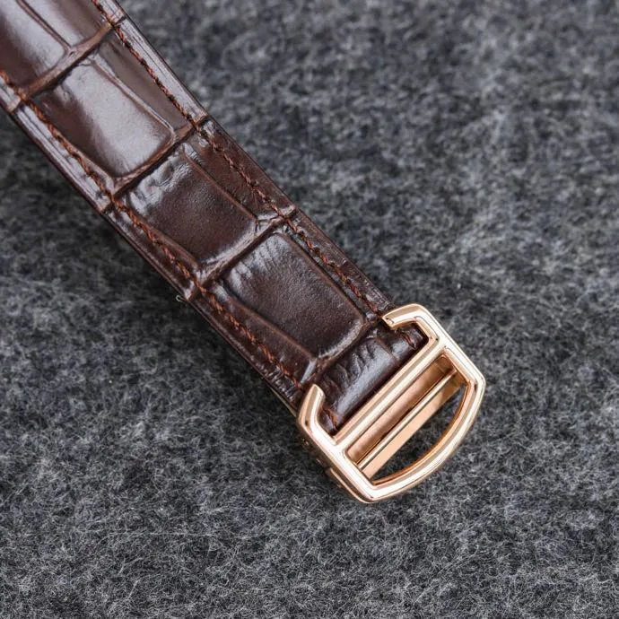 The 42 size upgraded version of the Taiwan factory is equipped with 2824 Ruijie, 1, dark yellow lettering, 2 baked blue hands, 3 original sand buckle, 4 centered handle, 5, obvious crescent. This series of watches is famous for its delicate style and elegant style in the Cartier watchmaking industry. Of course, this watch must have such characteristics. The color of the stainless steel case makes the watch as light as a balloon, and the blue crown seems to have disobediently deviated from the original planned trajectory, like a playful couple. The Roman numeral hour markers look retro and deep on the dial, decorated with guilloche patterns and sword-shaped hands. The entire watch gives people a delicate and considerate feel. Isn’t that what couples need? Waterdrop (fish eye bubble) sapphire glass mirror. Highly waterproof. Curved handle shape.