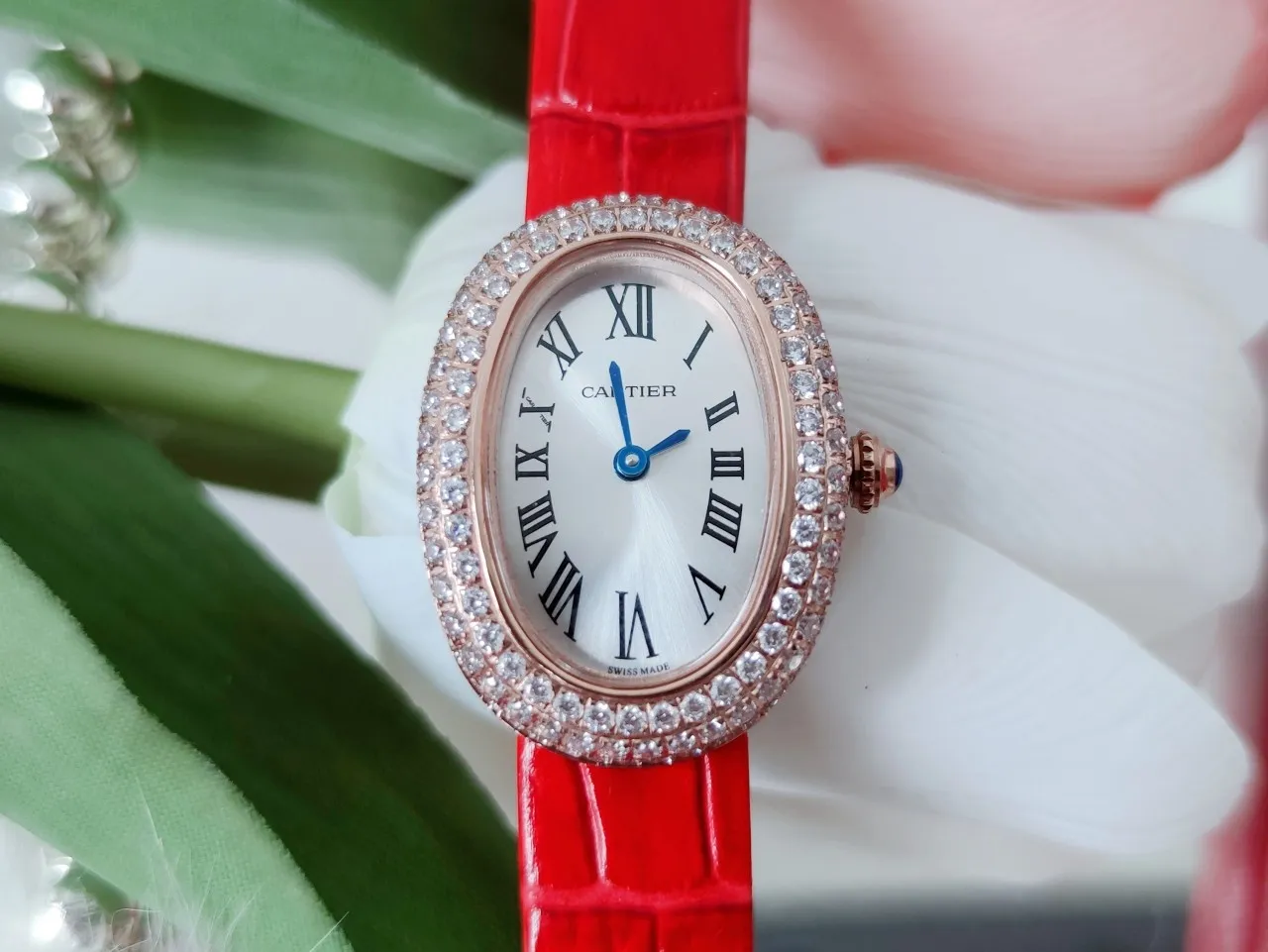 【High-end replica】💰1720! Cartier-Cartier’s latest classic! Baignoire bathtub series watches, with perfect oval lines and elegant and delicate appearance, Baignoire watches show young modern women the brand's classic style, which perfectly combines gentleness, softness and extremely rigorous characteristics. Women's dreams and elegant temperament merge the different marks of the brand again, with straight Roman numeral decoration, fleeting lines, a scale track composed of dots, and pavé diamonds emitting dazzling light. The new series can highlight excellent details and exude delicate and charming charm. Baignoire bathtub series watch, small model, uses imported Swiss quartz movement. Set with a sapphire cabochon. Silver-plated dial, sword-shaped blue steel hands, domed crystal mirror, original pin buckle, with multi-color calfskin. Case size: 32x26mm.