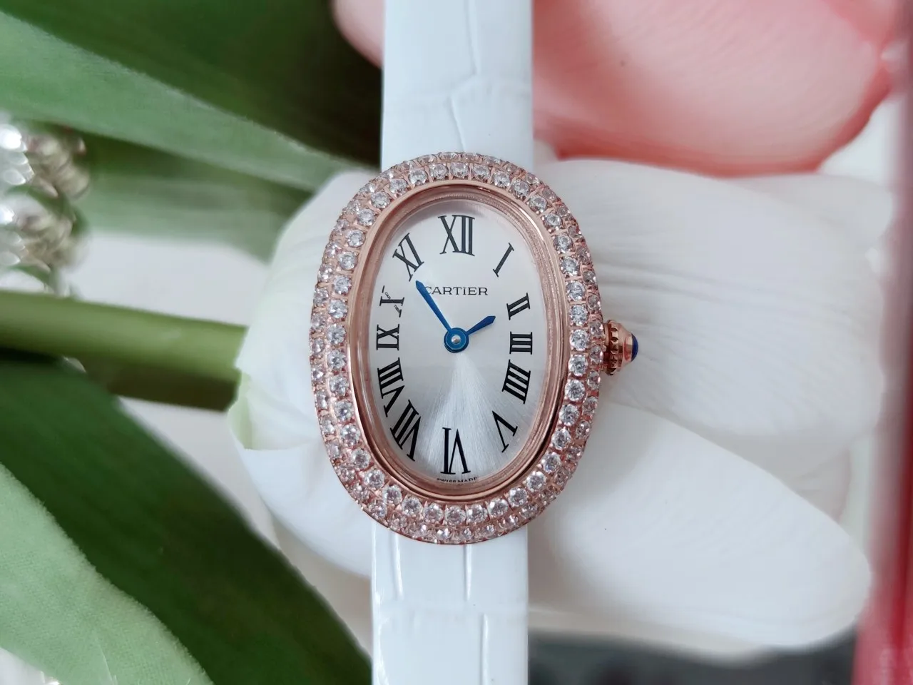 【High-end replica】💰1720! Cartier-Cartier’s latest classic! Baignoire bathtub series watches, with perfect oval lines and elegant and delicate appearance, Baignoire watches show young modern women the brand's classic style, which perfectly combines gentleness, softness and extremely rigorous characteristics. Women's dreams and elegant temperament merge the different marks of the brand again, with straight Roman numeral decoration, fleeting lines, a scale track composed of dots, and pavé diamonds emitting dazzling light. The new series can highlight excellent details and exude delicate and charming charm. Baignoire bathtub series watch, small model, uses imported Swiss quartz movement. Set with a sapphire cabochon. Silver-plated dial, sword-shaped blue steel hands, domed crystal mirror, original pin buckle, with multi-color calfskin. Case size: 32x26mm.