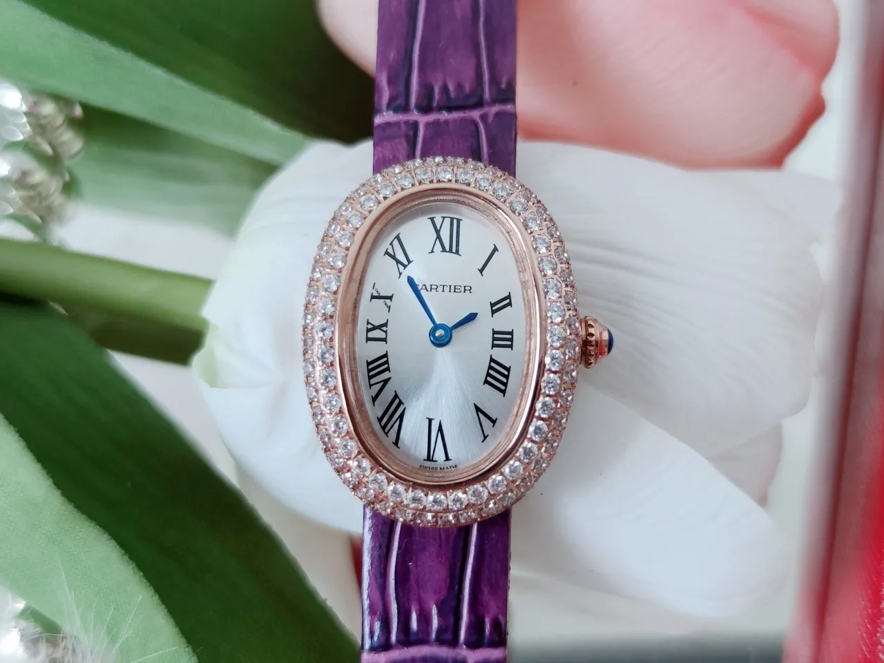 【High-end replica】💰1720! Cartier-Cartier’s latest classic! Baignoire bathtub series watches, with perfect oval lines and elegant and delicate appearance, Baignoire watches show young modern women the brand's classic style, which perfectly combines gentleness, softness and extremely rigorous characteristics. Women's dreams and elegant temperament merge the different marks of the brand again, with straight Roman numeral decoration, fleeting lines, a scale track composed of dots, and pavé diamonds emitting dazzling light. The new series can highlight excellent details and exude delicate and charming charm. Baignoire bathtub series watch, small model, uses imported Swiss quartz movement. Set with a sapphire cabochon. Silver-plated dial, sword-shaped blue steel hands, domed crystal mirror, original pin buckle, with multi-color calfskin. Case size: 32x26mm.
