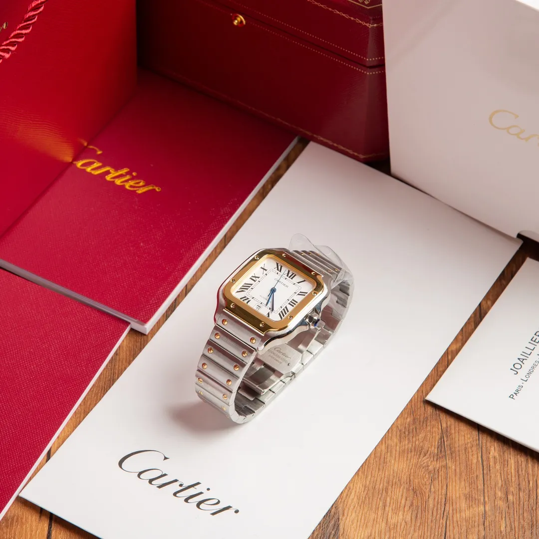 【High-end replica】💰1300! 【Customized all-in-one machine】💰1900! 【Top Replica】💰Private chat! The Cartier Santos de Cartier watch can be said to be the world's first real watch. It has a history of a hundred years. In 1904, Cartier launched a watch that could be worn on the wrist and named it after his close friend Santos. This is the origin of the Santos watch. The so-called "watches" at that time were just some "expedient" watches, which were pocket watches tied to the wrist, with the crown still at 12 o'clock! Santos' pioneering design places the crown at 3 o'clock and inlays a natural spinel on the crown. The blue light has captured the hearts of countless consumers to this day. What I bring to you today is the latest upgraded model of Santos in 2018. It has a new technology upgraded quick-release device. You can remove and remove the strap with just a tap of your hands without any tools. The patented technology is unique, 40mm watch diameter, equipped with original SW200 movement, sapphire glass, 100m waterproof, and shipped with the latest black box from the counter! Great gift for personal use