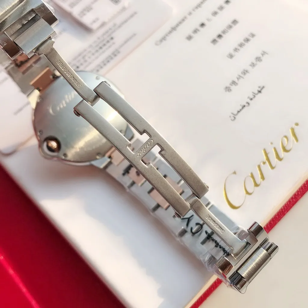 【Customized all-in-one machine】💰2360! 【Top replica】💰3300! Cartier 33mm blue balloon arrives! The exclusive quality of the classic blue balloon, a must-have model for goddesses. Highlight 1: The case is slender, the body has beautiful curvature, the lines are clear and full, the crown is in the middle, and the thickness of the body is only 10.8mm [strong] Highlight 2: The color of the crown appears sapphire blue under natural light and ruby red under the luminous pen. This technology is first used in the Citizen movement version [strong] Highlight 3: Same core as the big manufacturer, equipped with high-end women's mechanical movement Seiko NH05. This movement is widely used in women's models from big manufacturers, with excellent performance [strong] Highlight 4: Sapphire mirror, five-layer fisheye sapphire glass mirror, gracefully positioned crescent edge on the head, the slope and curvature are consistent with the original [strong] Highlight 5: Steel-band oscillating screws, using synchronous technology from big manufacturers, order original synchronous oscillating screws at a high price [strong] Based on the above-mentioned details, the overall shell shape and appearance lines are exquisite, with a high degree of integration and a number of high-end craftsmanship integrated into one, making it attractive for those who prefer low-cost products [Seduce]