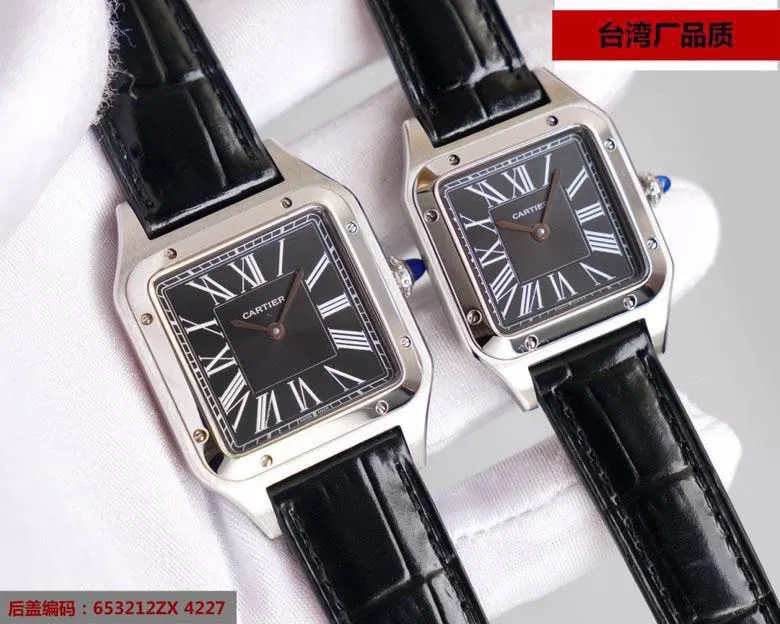 【Customized all-in-one machine】💰1720! Cartier Dumont series belt watch is a true one-to-one replica. We use a more film-resistant fine steel version. Material: top-grade 904 steel. The size and details are synchronized with the counter. Literally: porcelain molding on the steel bottom, clear and clean. Pointer: Blue needle on the grill rod, which will never change color. Mirror surface: Micro-arched sapphire glass, concave and convex, crystal clear, cut-resistant and wear-resistant. Imported cowhide strap! Medium size 31, small size 27,