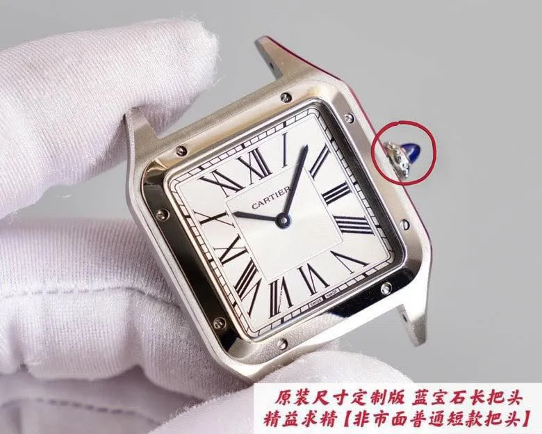 【Customized all-in-one machine】💰1720! Cartier Dumont series belt watch is a true one-to-one replica. We use a more film-resistant fine steel version. Material: top-grade 904 steel. The size and details are synchronized with the counter. Literally: porcelain molding on the steel bottom, clear and clean. Pointer: Blue needle on the grill rod, which will never change color. Mirror surface: Micro-arched sapphire glass, concave and convex, crystal clear, cut-resistant and wear-resistant. Imported cowhide strap! Medium size 31, small size 27,