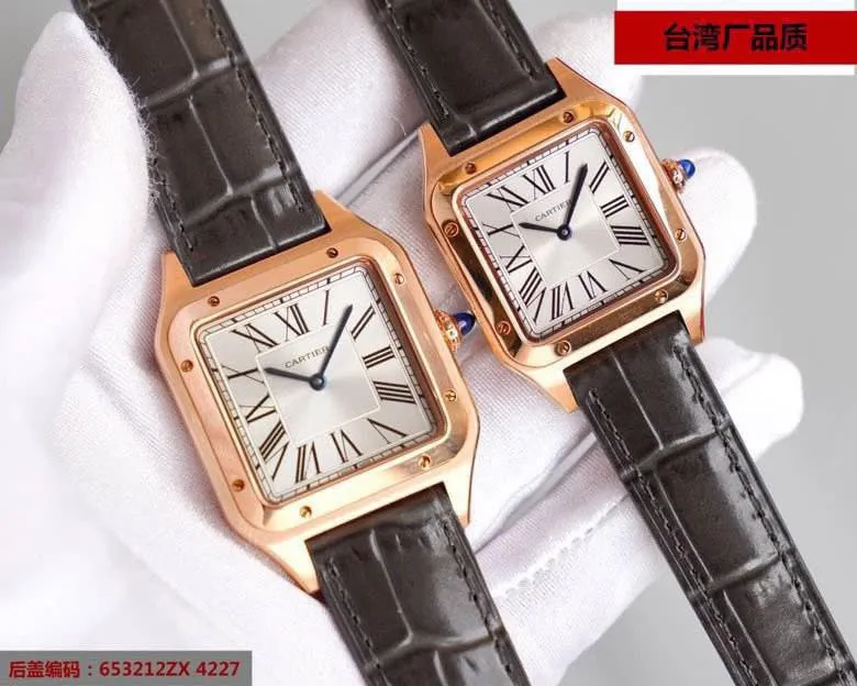 【Customized all-in-one machine】💰1720! Cartier Dumont series belt watch is a true one-to-one replica. We use a more film-resistant fine steel version. Material: top-grade 904 steel. The size and details are synchronized with the counter. Literally: porcelain molding on the steel bottom, clear and clean. Pointer: Blue needle on the grill rod, which will never change color. Mirror surface: Micro-arched sapphire glass, concave and convex, crystal clear, cut-resistant and wear-resistant. Imported cowhide strap! Medium size 31, small size 27,