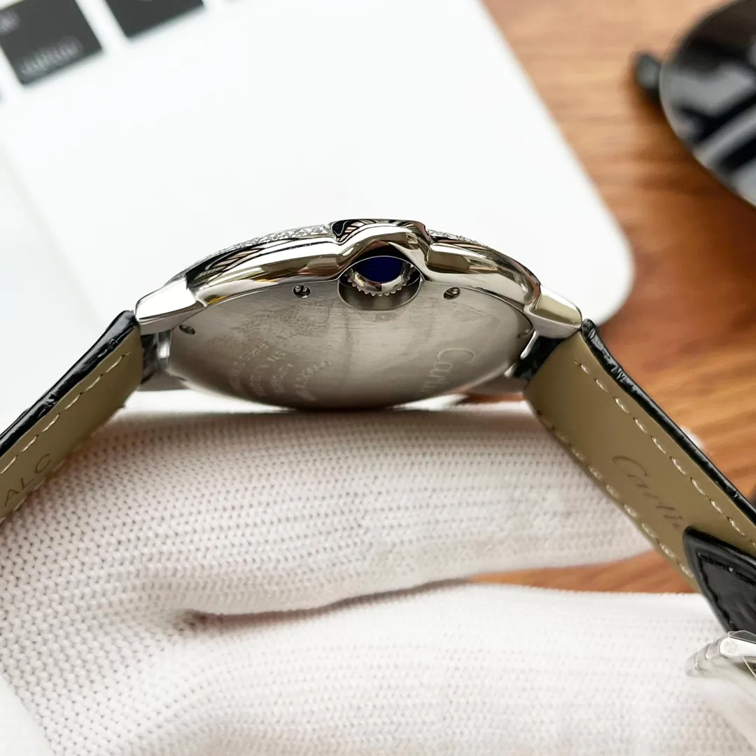 [High-end replica] 💰1720 each! Three sizes in one produced by Taiwan factory, size 33mm 36mm 42mm, Cartier Blue Balloon series: the latest quartz watch for couples, three-hand moon phase and star display, double sapphire glass mirror, 316 stainless steel case, steel blue sword-shaped hands, water drop fisheye effect sapphire mirror 3 o'clock glass opening🈷️Tooth reflection, Italian imported cowhide, 316 original steel belt, size 33mm 36mm42mm (bottom cover coded warranty card and hangtag three codes in one) individually packaged, Xiaohongshu recommends best-selling models, Douyin live broadcast popular models come to Long