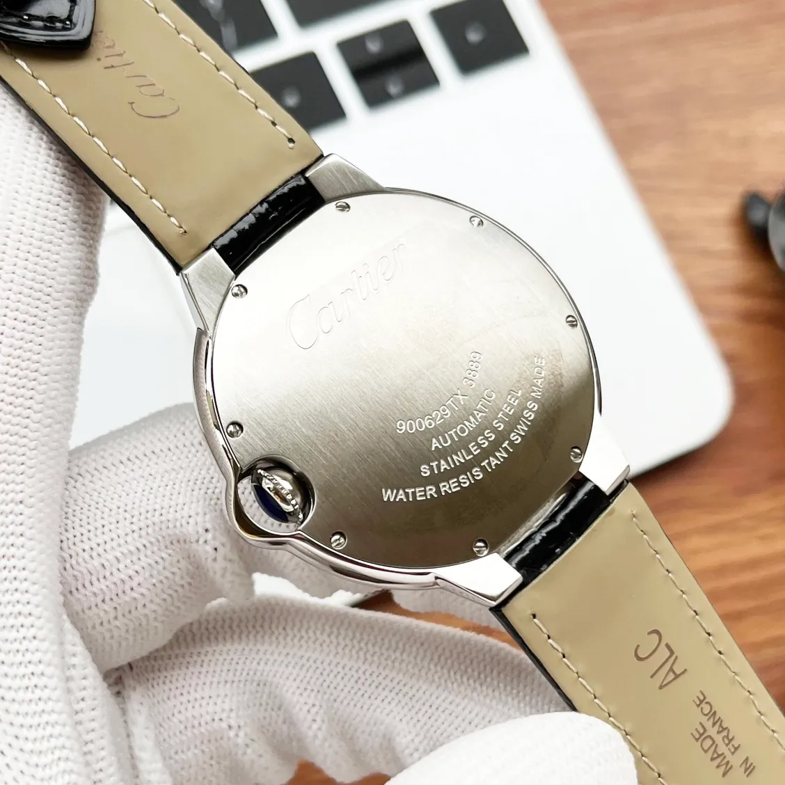[High-end replica] 💰1720 each! Three sizes in one produced by Taiwan factory, size 33mm 36mm 42mm, Cartier Blue Balloon series: the latest quartz watch for couples, three-hand moon phase and star display, double sapphire glass mirror, 316 stainless steel case, steel blue sword-shaped hands, water drop fisheye effect sapphire mirror 3 o'clock glass opening🈷️Tooth reflection, Italian imported cowhide, 316 original steel belt, size 33mm 36mm42mm (bottom cover coded warranty card and hangtag three codes in one) individually packaged, Xiaohongshu recommends best-selling models, Douyin live broadcast popular models come to Long