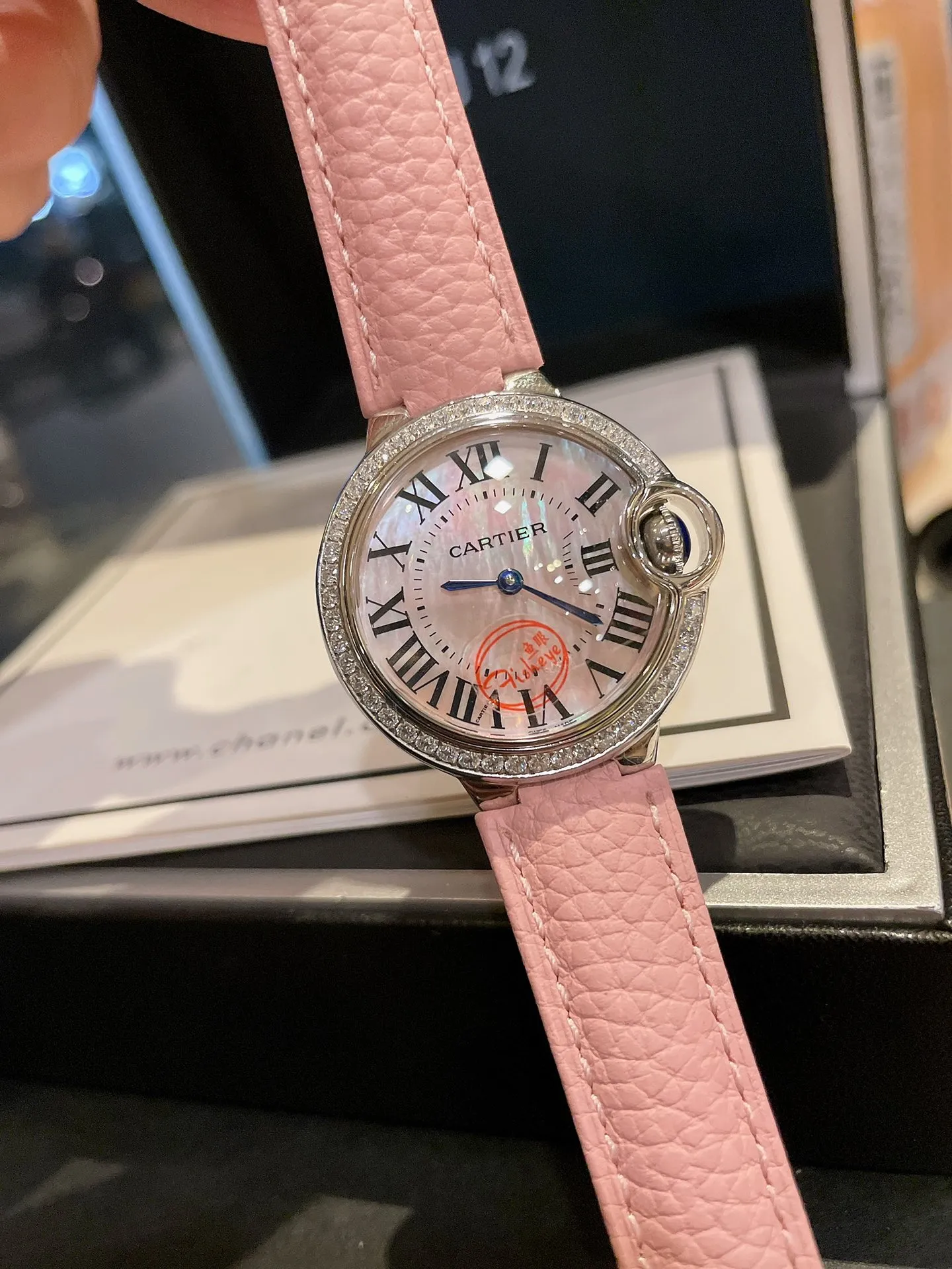【High-end replica】💰1040! Cartier Blue Balloon, exquisite 33mm quartz watch, traditional three-hand design, starry sky running, time flowing, special craftsmanship with diamonds, perfect personality, matched with fish-eye sapphire glass, using Swiss original Swiss quartz movement, accurate travel time, imported high-gloss cowhide leather belt, original folding buckle, look for high-quality complete package and wear warranty card hangtag.
