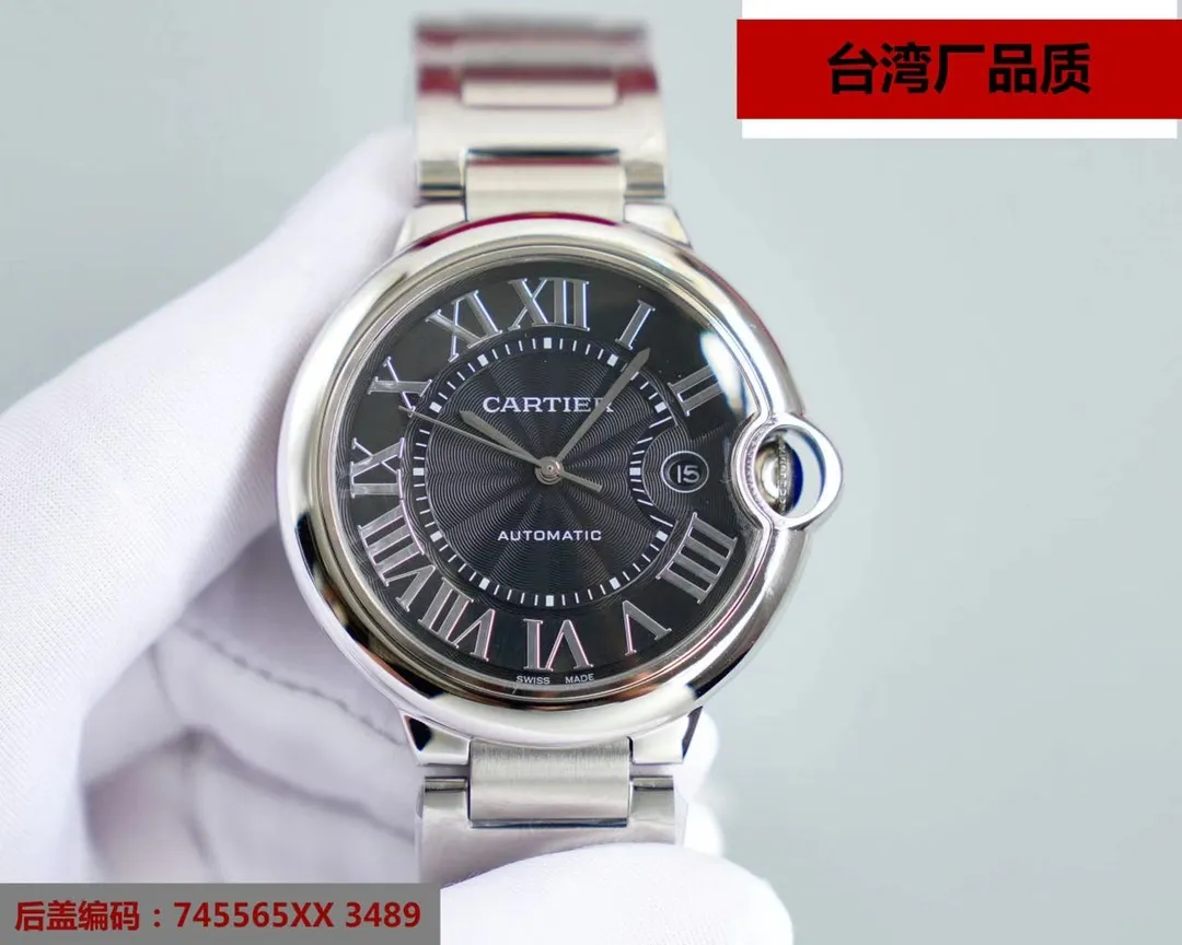 【Top replica】💰2800! This series of watches is famous for its delicate style and elegant style in the Cartier watchmaking industry. Of course, this watch must have such characteristics. The color of the stainless steel case makes the watch as light as a balloon, and the blue crown seems to have disobediently deviated from the original planned trajectory, like a playful couple. The Roman numerals on the dial look retro and deep, decorated with guilloche patterns and sword-shaped hands. The entire watch gives people a delicate and considerate feel. Isn’t this what couples need? Built-in: Japan's Citizen fully automatic machine, also with Swiss quartz, water drop (fish eye bubble) sapphire glass mirror, highly waterproof, burnt steel blue pointer color, curvature shape of the crown