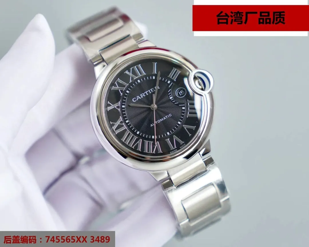 【Top replica】💰2800! This series of watches is famous for its delicate style and elegant style in the Cartier watchmaking industry. Of course, this watch must have such characteristics. The color of the stainless steel case makes the watch as light as a balloon, and the blue crown seems to have disobediently deviated from the original planned trajectory, like a playful couple. The Roman numerals on the dial look retro and deep, decorated with guilloche patterns and sword-shaped hands. The entire watch gives people a delicate and considerate feel. Isn’t this what couples need? Built-in: Japan's Citizen fully automatic machine, also with Swiss quartz, water drop (fish eye bubble) sapphire glass mirror, highly waterproof, burnt steel blue pointer color, curvature shape of the crown