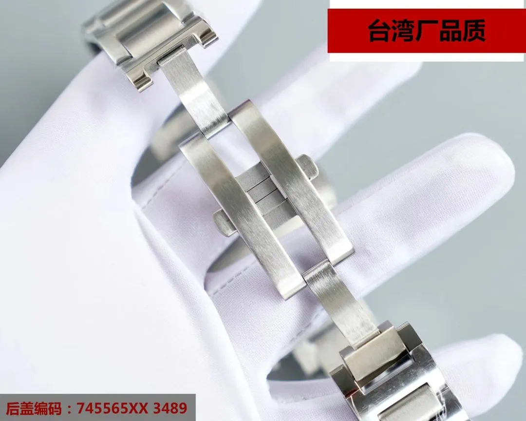 【Top replica】💰2800! This series of watches is famous for its delicate style and elegant style in the Cartier watchmaking industry. Of course, this watch must have such characteristics. The color of the stainless steel case makes the watch as light as a balloon, and the blue crown seems to have disobediently deviated from the original planned trajectory, like a playful couple. The Roman numerals on the dial look retro and deep, decorated with guilloche patterns and sword-shaped hands. The entire watch gives people a delicate and considerate feel. Isn’t this what couples need? Built-in: Japan's Citizen fully automatic machine, also with Swiss quartz, water drop (fish eye bubble) sapphire glass mirror, highly waterproof, burnt steel blue pointer color, curvature shape of the crown
