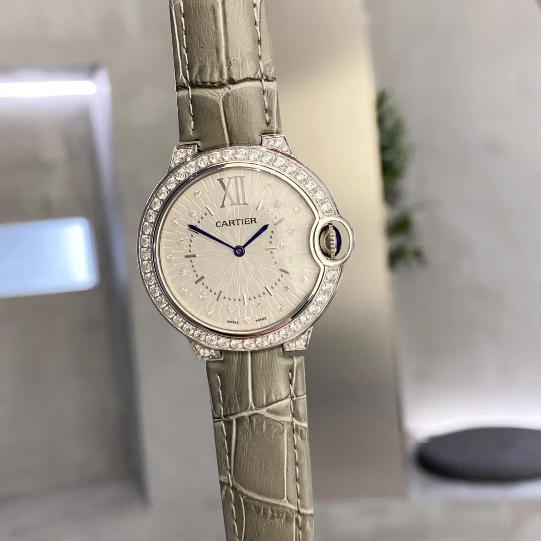 【High-end replica】💰1160! 2022 latest [CARTIER] Cartier Blue Balloon-Ballon Blue De Cartier series🔥hot-selling item, 316L stainless steel case, fancy hand-set diamonds, dial design is like shooting stars🌠scattered on the ground🎆, full of sparkle, imported quartz movement, color is super white, and the beauty and temperament flash by waving your hands🌌Original folding clasp, size: 36mm