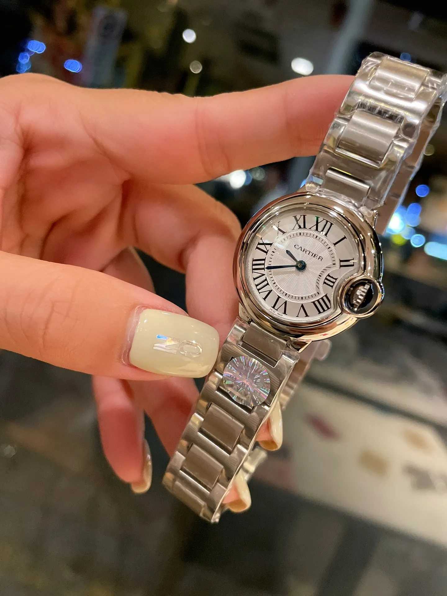 【Foreign trade import】💰960! Cartier Blue Balloon 28mm pearl shell plate, a big hit‼ ️One of the hottest styles in the world! A classic that can carry the years and never go out of style! ! The movement is quartz. Cartier, the world's top jewelry and watch brand, has produced many classics in its long brand history, such as legendary series of watches such as Santos and Tank. The most popular style of Cartier watches in recent years is undoubtedly the Ballon Bleu. With its ultra-thin body and light texture, the ultra-thin watch interprets the usual elegance of the Blue Balloon watch series to the extreme.