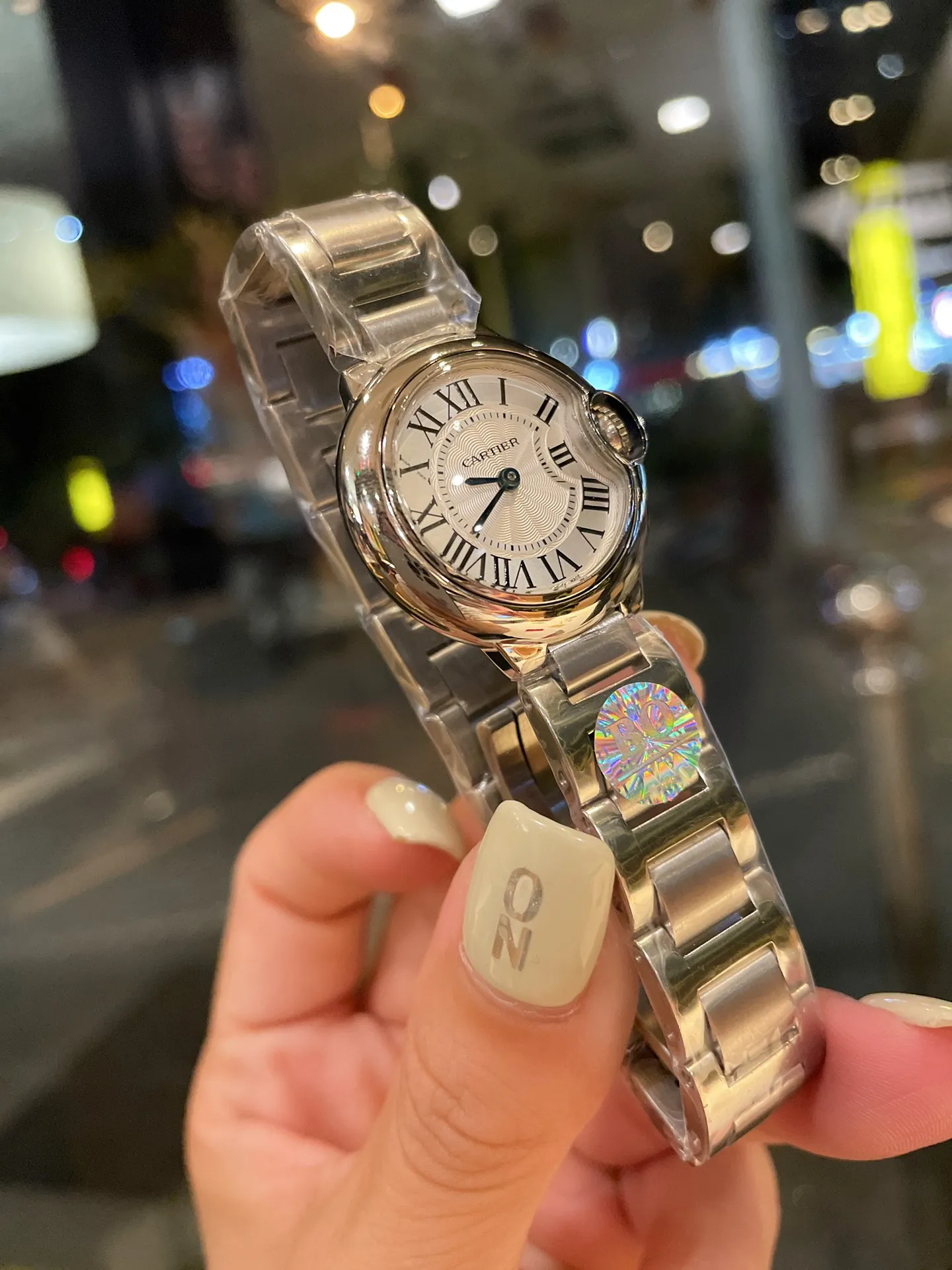 【Foreign trade import】💰960! Cartier Blue Balloon 28mm pearl shell plate, a big hit‼ ️One of the hottest styles in the world! A classic that can carry the years and never go out of style! ! The movement is quartz. Cartier, the world's top jewelry and watch brand, has produced many classics in its long brand history, such as legendary series of watches such as Santos and Tank. The most popular style of Cartier watches in recent years is undoubtedly the Ballon Bleu. With its ultra-thin body and light texture, the ultra-thin watch interprets the usual elegance of the Blue Balloon watch series to the extreme.
