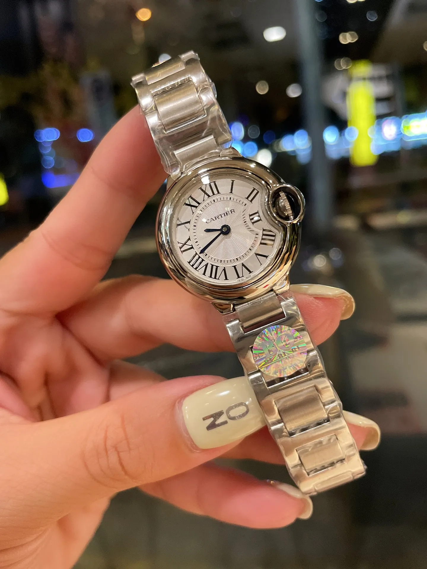 【Foreign trade import】💰960! Cartier Blue Balloon 28mm pearl shell plate, a big hit‼ ️One of the hottest styles in the world! A classic that can carry the years and never go out of style! ! The movement is quartz. Cartier, the world's top jewelry and watch brand, has produced many classics in its long brand history, such as legendary series of watches such as Santos and Tank. The most popular style of Cartier watches in recent years is undoubtedly the Ballon Bleu. With its ultra-thin body and light texture, the ultra-thin watch interprets the usual elegance of the Blue Balloon watch series to the extreme.