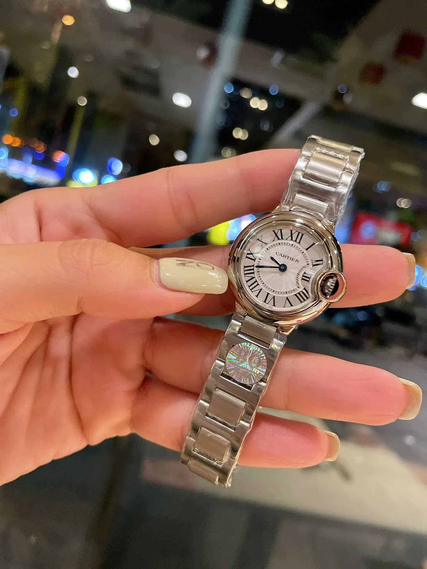 【Foreign trade import】💰960! Cartier Blue Balloon 28mm pearl shell plate, a big hit‼ ️One of the hottest styles in the world! A classic that can carry the years and never go out of style! ! The movement is quartz. Cartier, the world's top jewelry and watch brand, has produced many classics in its long brand history, such as legendary series of watches such as Santos and Tank. The most popular style of Cartier watches in recent years is undoubtedly the Ballon Bleu. With its ultra-thin body and light texture, the ultra-thin watch interprets the usual elegance of the Blue Balloon watch series to the extreme.
