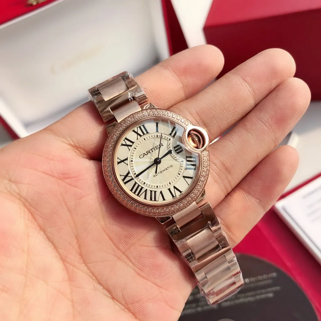 【Customized all-in-one machine】💰2760! 【Top Replica】💰3700! Cartier 33mm blue balloon arrives! The exclusive quality of the classic blue balloon, a must-have model for goddesses. Highlight 1: The case is slender, the body has beautiful curvature, the lines are clear and full, the crown is in the middle, and the thickness of the body is only 10.8mm [strong] Highlight 2: The color of the crown appears sapphire blue under natural light and ruby red under the luminous pen. This technology is first used in the Citizen movement version [strong] Highlight 3: Same core as the big manufacturer, equipped with high-end women's mechanical movement Seiko NH05. This movement is widely used in women's models from big manufacturers, with excellent performance [strong] Highlight 4: Sapphire mirror, five-layer fisheye sapphire glass mirror, gracefully positioned crescent edge on the head, the slope and curvature are consistent with the original [strong] Highlight 5: Steel-band oscillating screws, using synchronous technology from big manufacturers, order original synchronous oscillating screws at a high price [strong] Based on the above-mentioned details, the overall shell shape and appearance lines are exquisite, with a high degree of integration and a number of high-end craftsmanship integrated into one, making it attractive for those who prefer low-cost products [Seduce]