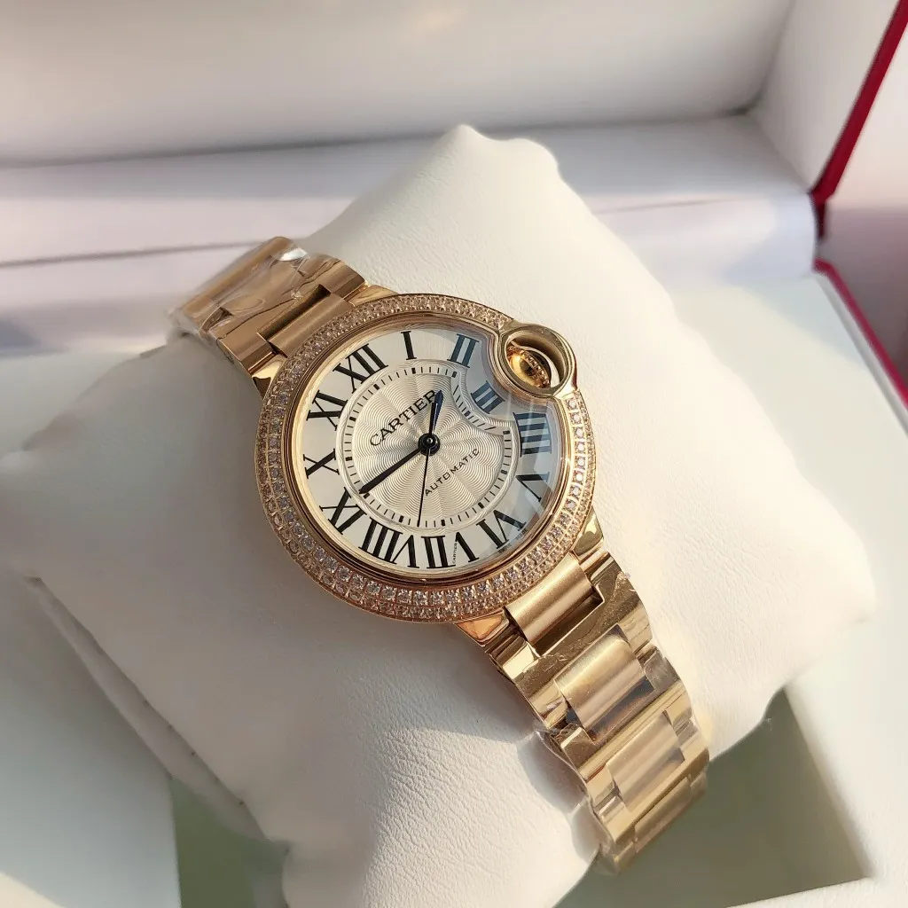 【Customized all-in-one machine】💰2760! 【Top Replica】💰3700! Cartier 33mm blue balloon arrives! The exclusive quality of the classic blue balloon, a must-have model for goddesses. Highlight 1: The case is slender, the body has beautiful curvature, the lines are clear and full, the crown is in the middle, and the thickness of the body is only 10.8mm [strong] Highlight 2: The color of the crown appears sapphire blue under natural light and ruby red under the luminous pen. This technology is first used in the Citizen movement version [strong] Highlight 3: Same core as the big manufacturer, equipped with high-end women's mechanical movement Seiko NH05. This movement is widely used in women's models from big manufacturers, with excellent performance [strong] Highlight 4: Sapphire mirror, five-layer fisheye sapphire glass mirror, gracefully positioned crescent edge on the head, the slope and curvature are consistent with the original [strong] Highlight 5: Steel-band oscillating screws, using synchronous technology from big manufacturers, order original synchronous oscillating screws at a high price [strong] Based on the above-mentioned details, the overall shell shape and appearance lines are exquisite, with a high degree of integration and a number of high-end craftsmanship integrated into one, making it attractive for those who prefer low-cost products [Seduce]