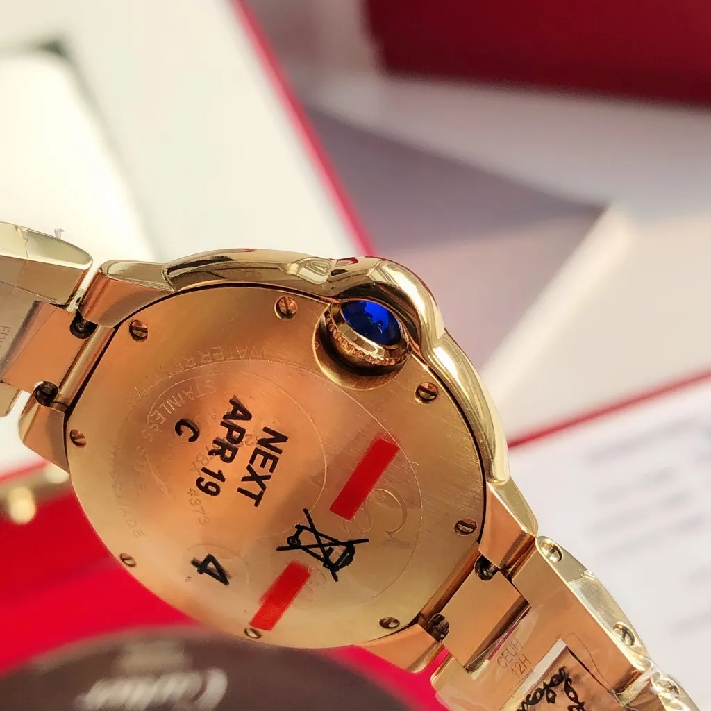 【Customized all-in-one machine】💰2760! 【Top Replica】💰3700! Cartier 33mm blue balloon arrives! The exclusive quality of the classic blue balloon, a must-have model for goddesses. Highlight 1: The case is slender, the body has beautiful curvature, the lines are clear and full, the crown is in the middle, and the thickness of the body is only 10.8mm [strong] Highlight 2: The color of the crown appears sapphire blue under natural light and ruby red under the luminous pen. This technology is first used in the Citizen movement version [strong] Highlight 3: Same core as the big manufacturer, equipped with high-end women's mechanical movement Seiko NH05. This movement is widely used in women's models from big manufacturers, with excellent performance [strong] Highlight 4: Sapphire mirror, five-layer fisheye sapphire glass mirror, gracefully positioned crescent edge on the head, the slope and curvature are consistent with the original [strong] Highlight 5: Steel-band oscillating screws, using synchronous technology from big manufacturers, order original synchronous oscillating screws at a high price [strong] Based on the above-mentioned details, the overall shell shape and appearance lines are exquisite, with a high degree of integration and a number of high-end craftsmanship integrated into one, making it attractive for those who prefer low-cost products [Seduce]