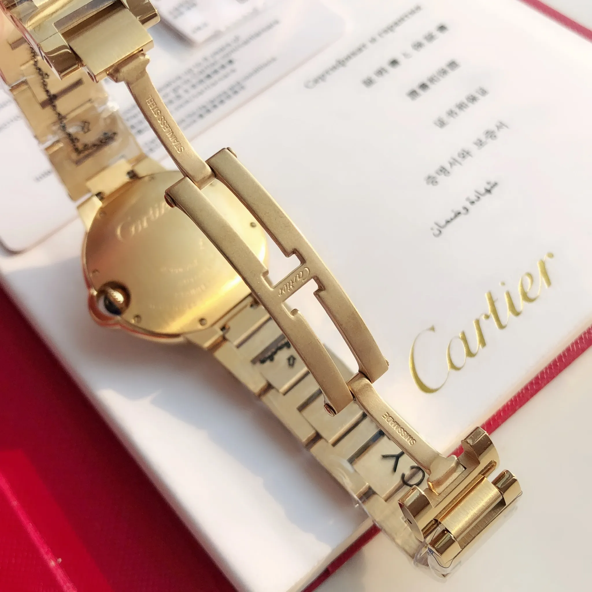【Customized all-in-one machine】💰2760! 【Top Replica】💰3700! Cartier 33mm blue balloon arrives! The exclusive quality of the classic blue balloon, a must-have model for goddesses. Highlight 1: The case is slender, the body has beautiful curvature, the lines are clear and full, the crown is in the middle, and the thickness of the body is only 10.8mm [strong] Highlight 2: The color of the crown appears sapphire blue under natural light and ruby red under the luminous pen. This technology is first used in the Citizen movement version [strong] Highlight 3: Same core as the big manufacturer, equipped with high-end women's mechanical movement Seiko NH05. This movement is widely used in women's models from big manufacturers, with excellent performance [strong] Highlight 4: Sapphire mirror, five-layer fisheye sapphire glass mirror, gracefully positioned crescent edge on the head, the slope and curvature are consistent with the original [strong] Highlight 5: Steel-band oscillating screws, using synchronous technology from big manufacturers, order original synchronous oscillating screws at a high price [strong] Based on the above-mentioned details, the overall shell shape and appearance lines are exquisite, with a high degree of integration and a number of high-end craftsmanship integrated into one, making it attractive for those who prefer low-cost products [Seduce]