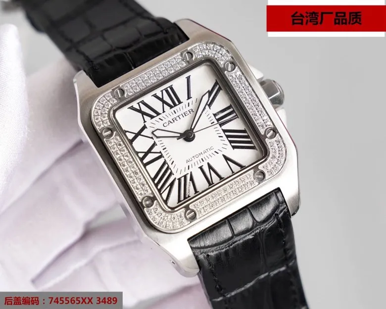 【Top Replica】💰3700! It took a year to create the original model of Cartier Santos. It has been continuously improved and improved, and it has finally been shipped‼ ️The Taiwan factory has always been striving for excellence in work style and continuously launched sales champions one after another. The sales volume is miraculous. The imported "tapered" sapphire mirror ➕Taiwan factory exclusive shell case (100% waterproof) Brand: Cartier (men's favorite) Type: Santos series (sales champion) Strap: Genuine cowhide strap Shell case: Used 316L stainless steel to create "water chestnut, curvature, spring sand, stitching", all with the same craftsmanship as the genuine product It cannot be polished to achieve this effect. Mirror: imported "tapered" sapphire glass (never scratched). Movement: top Swiss 7750 mechanical movement (zero repair). Size: diameter 42MM, thickness 11MM. Waterproof ring: all are made of the same color as the original. "Yellow" is not the black of other versions on the market. ⚠️Please look for the exclusive quality.